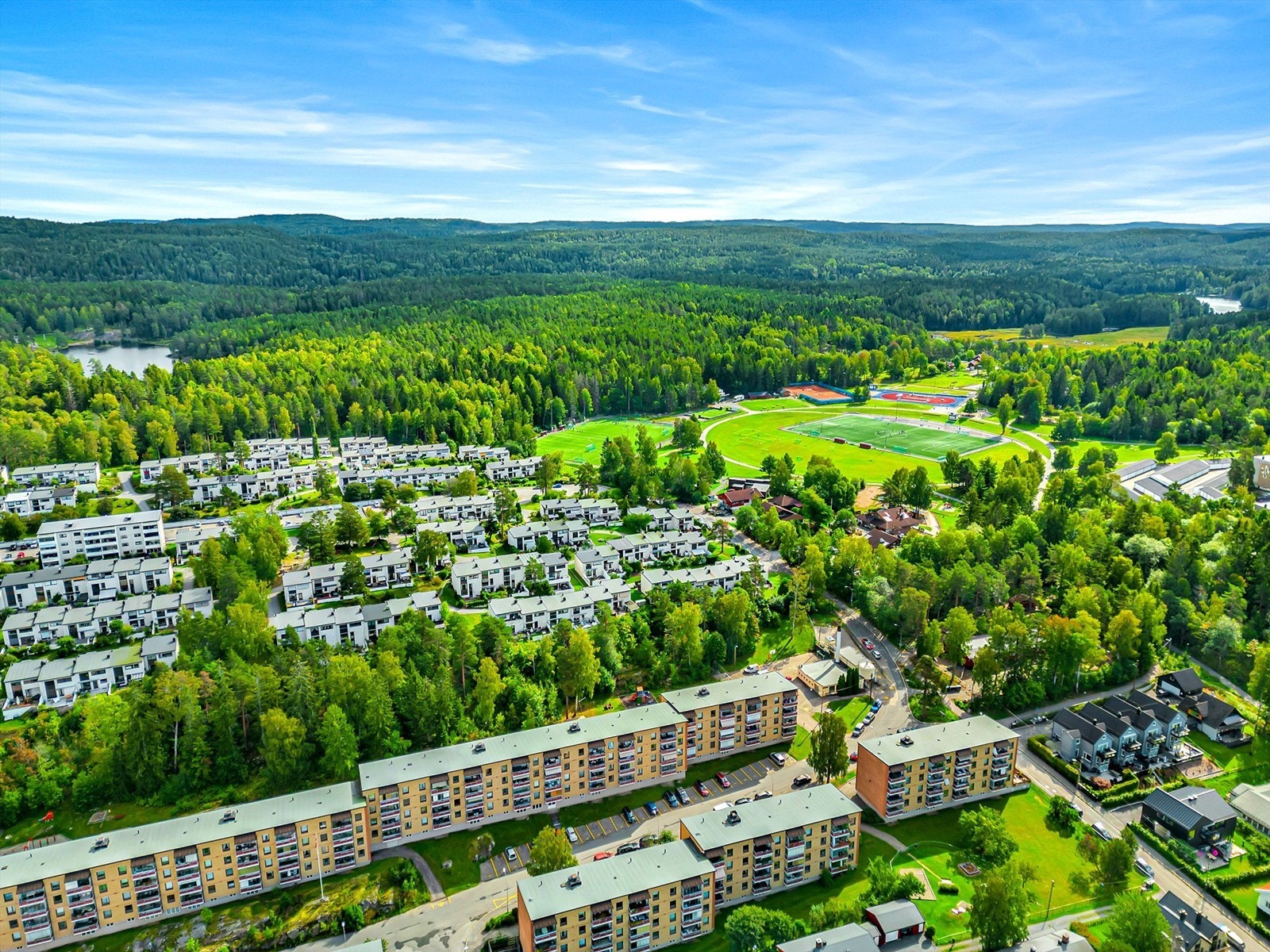 Borettslagets to rekker, deretter populære Tveteråsen og så Haraløkka idrettsanlegg og marka rett inn! Galleribilde
