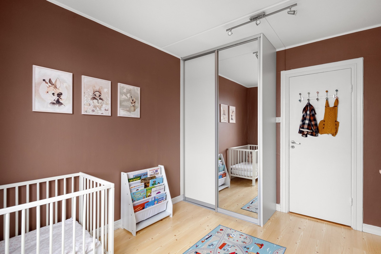 Skyvedørsgarderobe med speilfronter gir god oppbevaring og en større romfølelse. Galleribilde