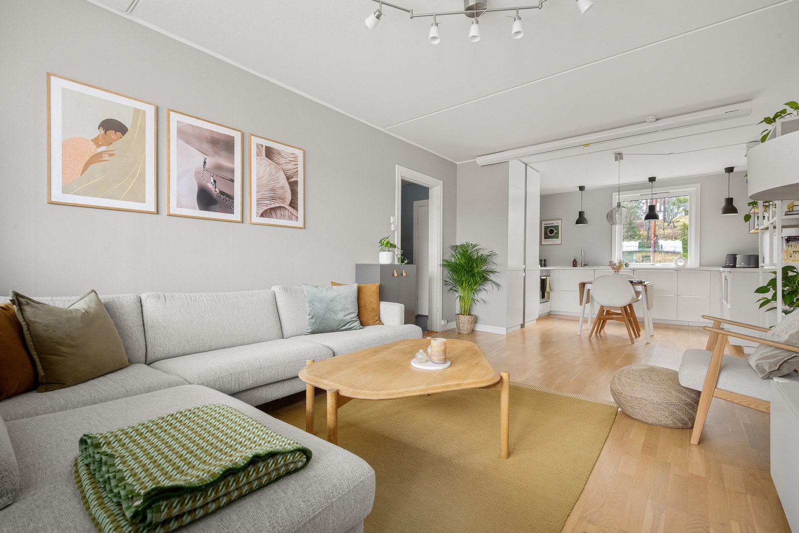 Den åpne løsningen mellom stue og kjøkken skaper et sosialt og innbydende samlingspunkt i boligen.
Filmkveld? Kuul prosjektor med lerret medfølger! Foto: Martine Eren Jacobsen. Galleribilde