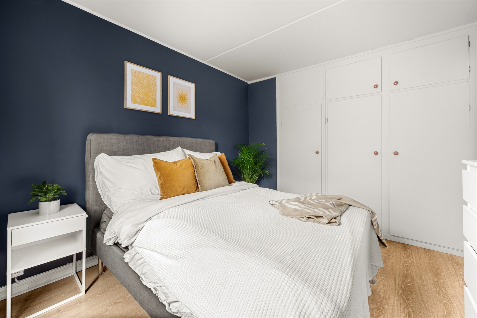 Soverommet har rikelig med oppbevaringsplass. I tillegg til plassbygde skap skjuler det seg et walk-in closet bak skapdøren til venstre. Galleribilde