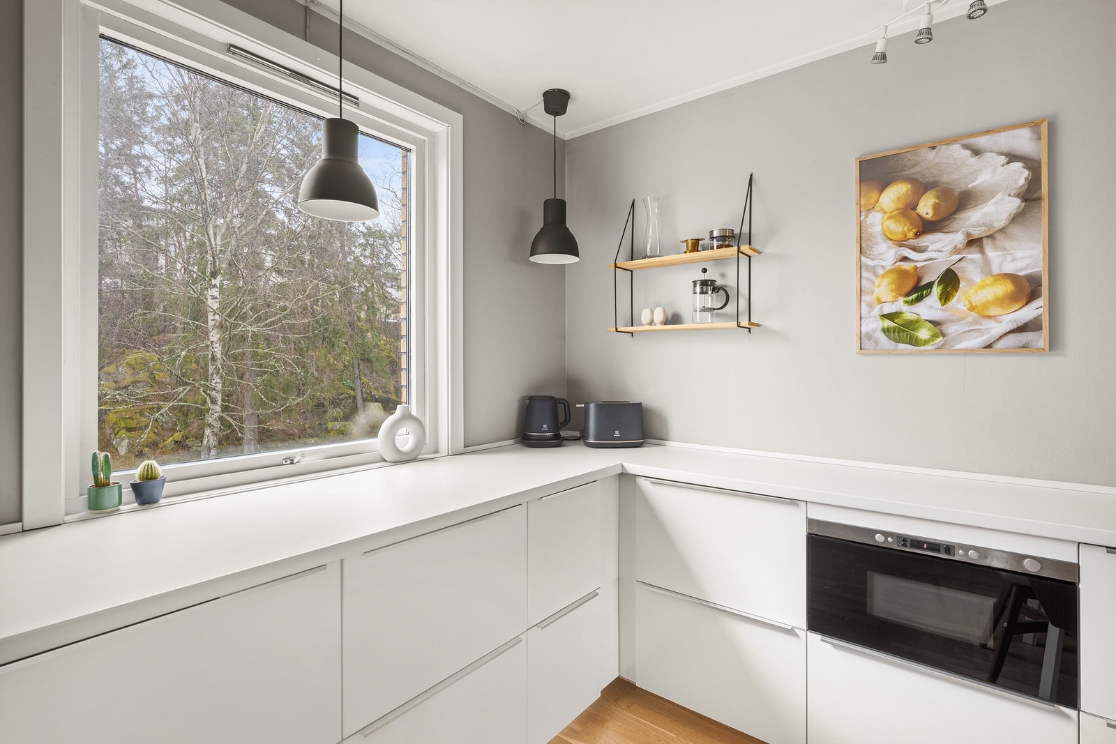 Her får du rikelig med skap- og benkeplass.
Integrerte mikrobølgeovn. Galleribilde