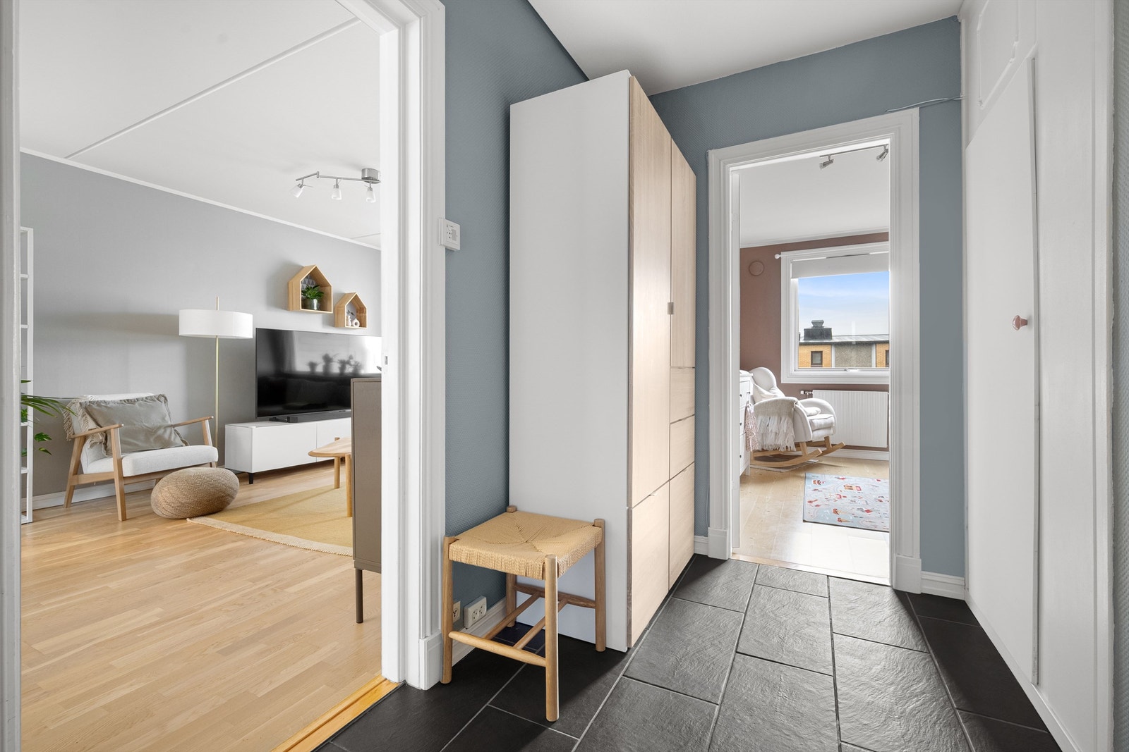 Fra gangen er det direkte tilgang til leilighetens oppholdsrom og ett av soverommene.
Smart garderobe/kott rett ved inngangsdør. Galleribilde