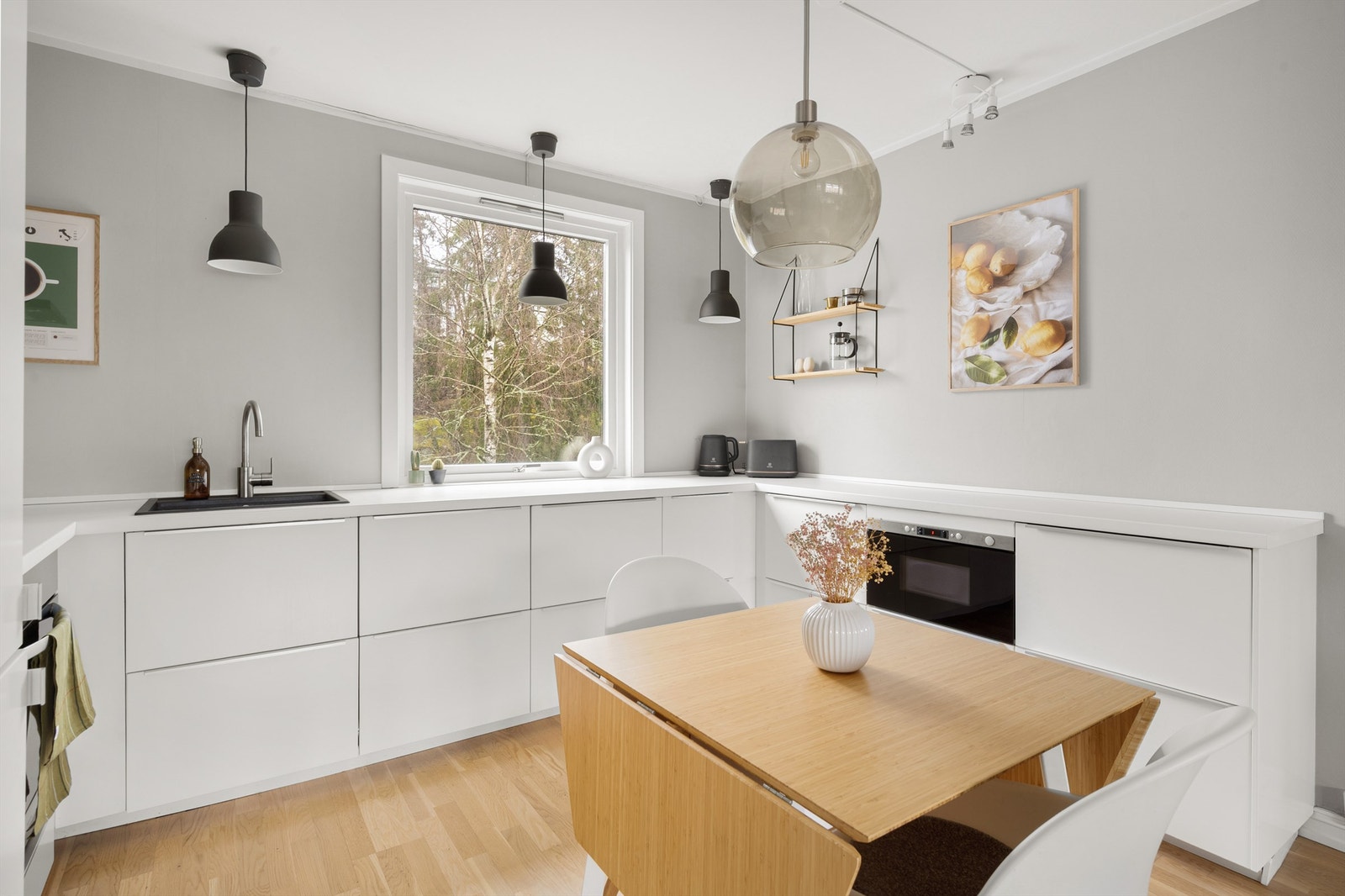 Vinduet over benken gir godt med arbeidslys og utsyn mot grønne omgivelser. Galleribilde