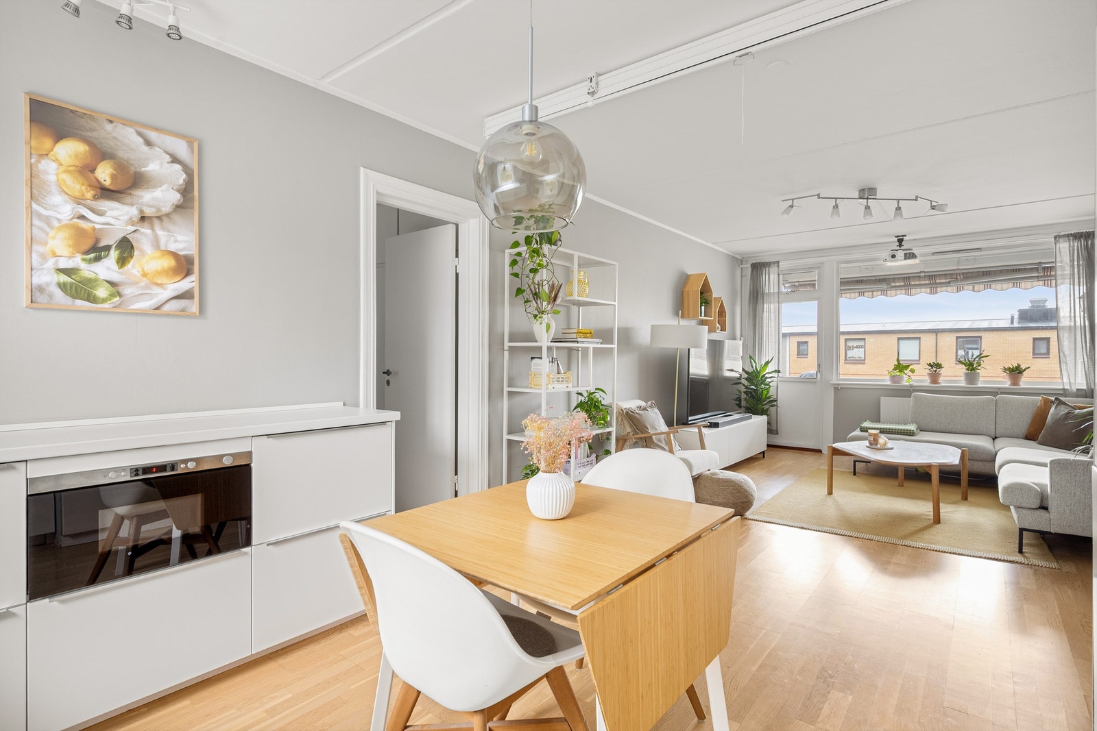 Spiseplassen fungerer som et naturlig bindeledd mellom kjøkkenet og stuen. Galleribilde