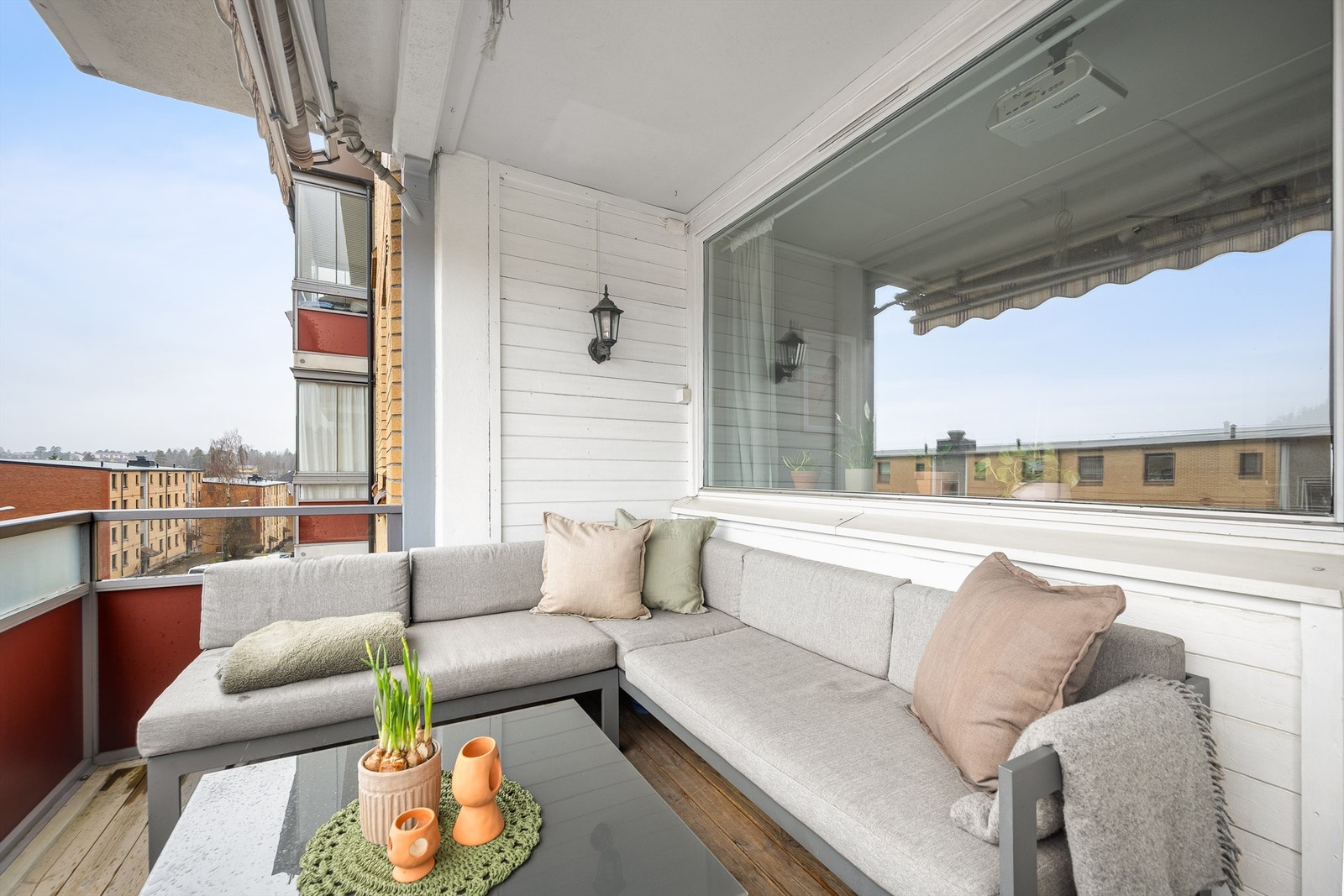 Balkongen er utstyrt med markise, utebelysning og stikkontakt.
Bare elektriske griller er tillatt brukt på borettslagets balkonger. Galleribilde