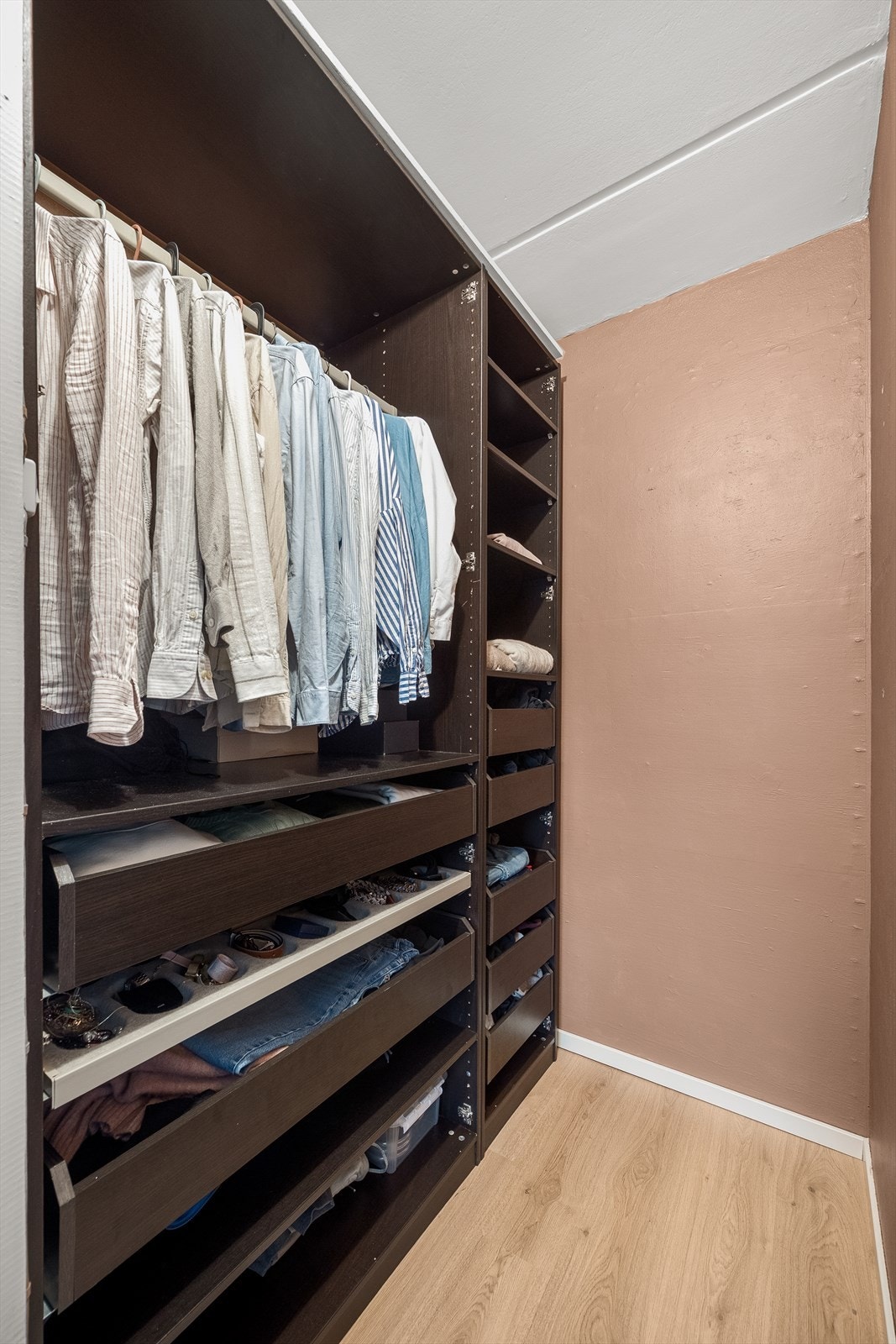 Et praktisk walk-in closet for ekstra garderobeplass. Galleribilde