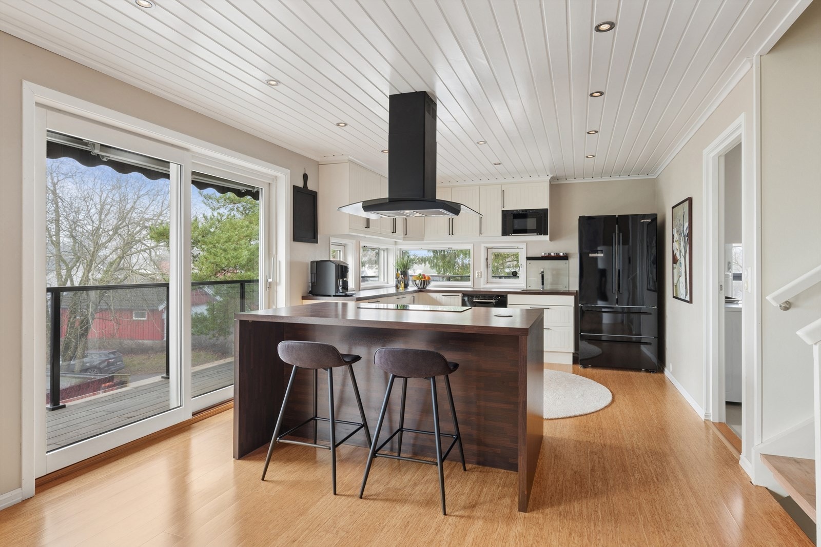 Kjøkkenet ligger i praktisk åpen løsning med stuen. Galleribilde