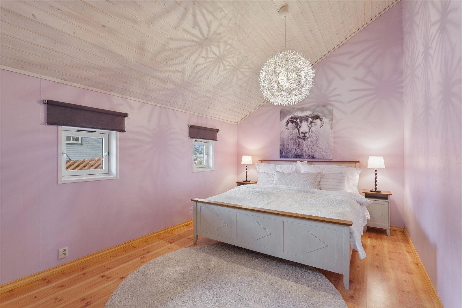 Meget romslig og pent soverom med god plass til dobbeltseng og tilhørende møbler. Galleribilde