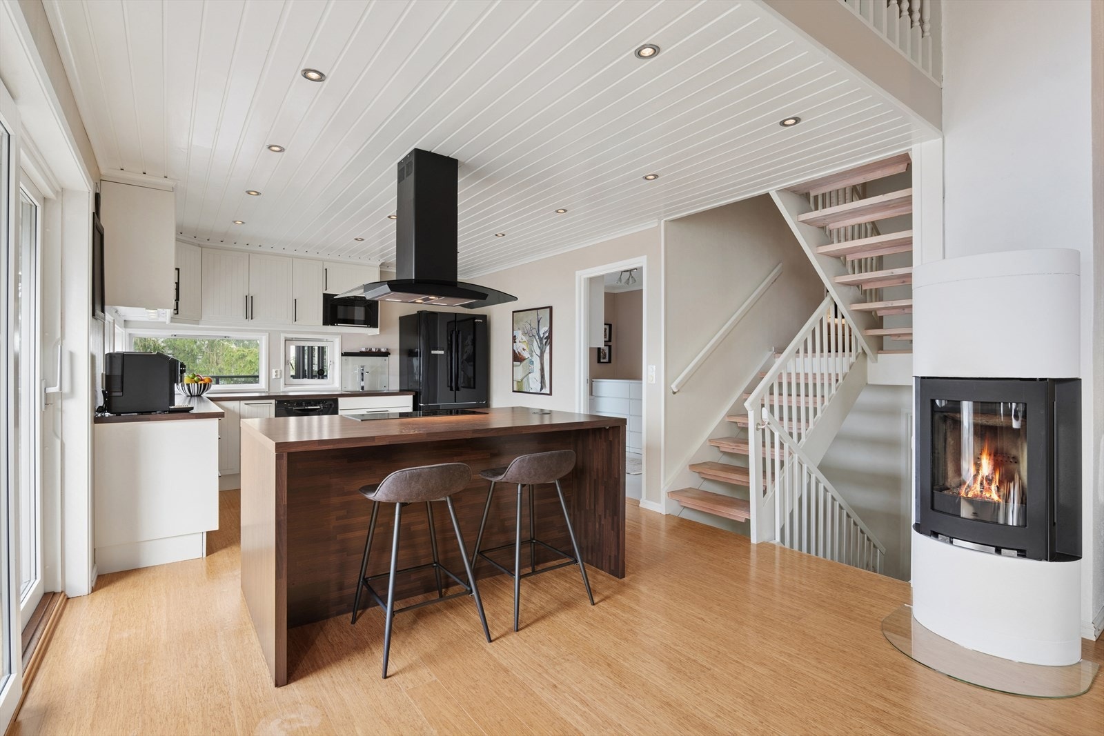 Kjøkkenøyen med platetopp og ventilator gir fin skjerming mot stuen og spiseplassen. Galleribilde