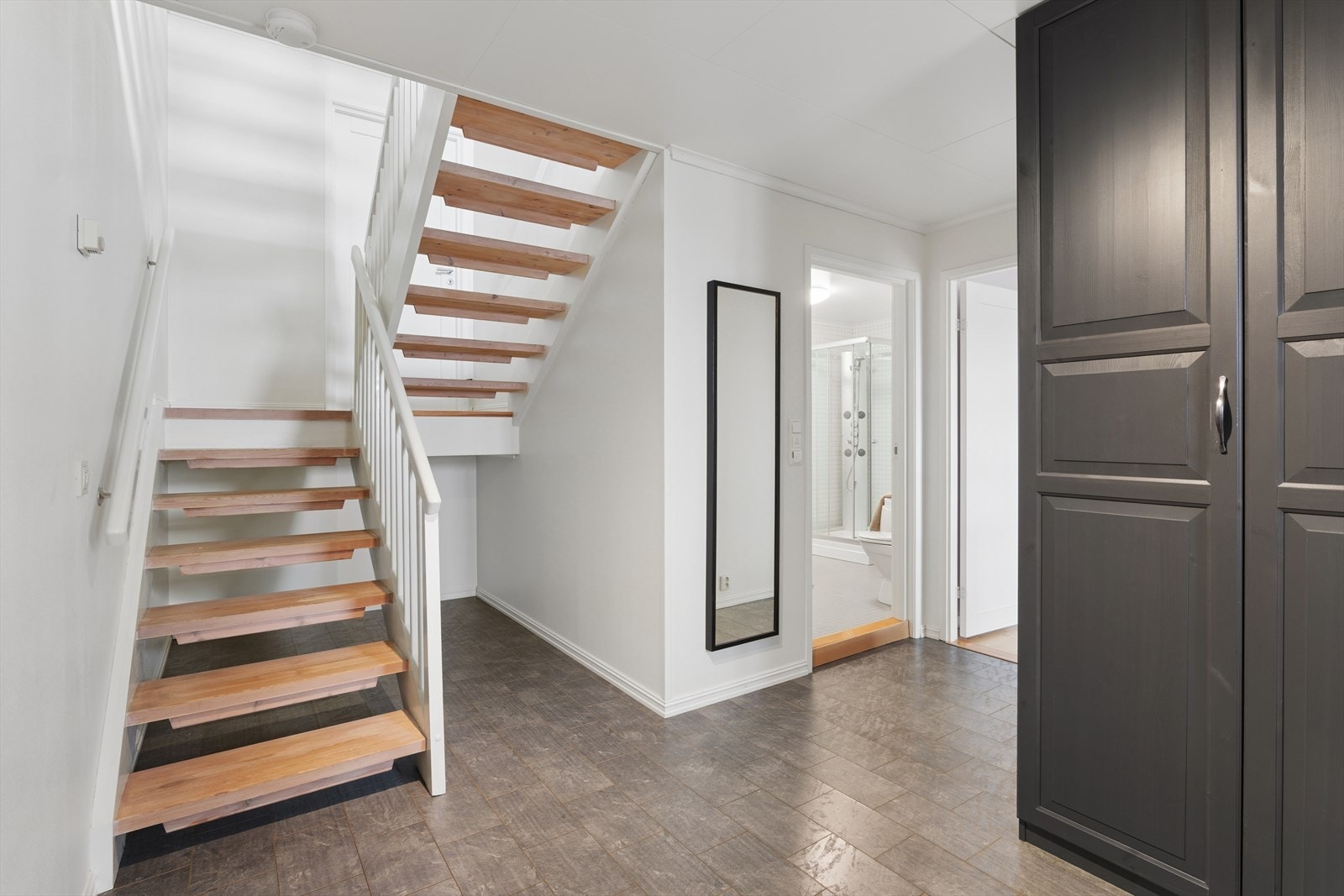 Romlig inngang med fliser på gulvet. Galleribilde