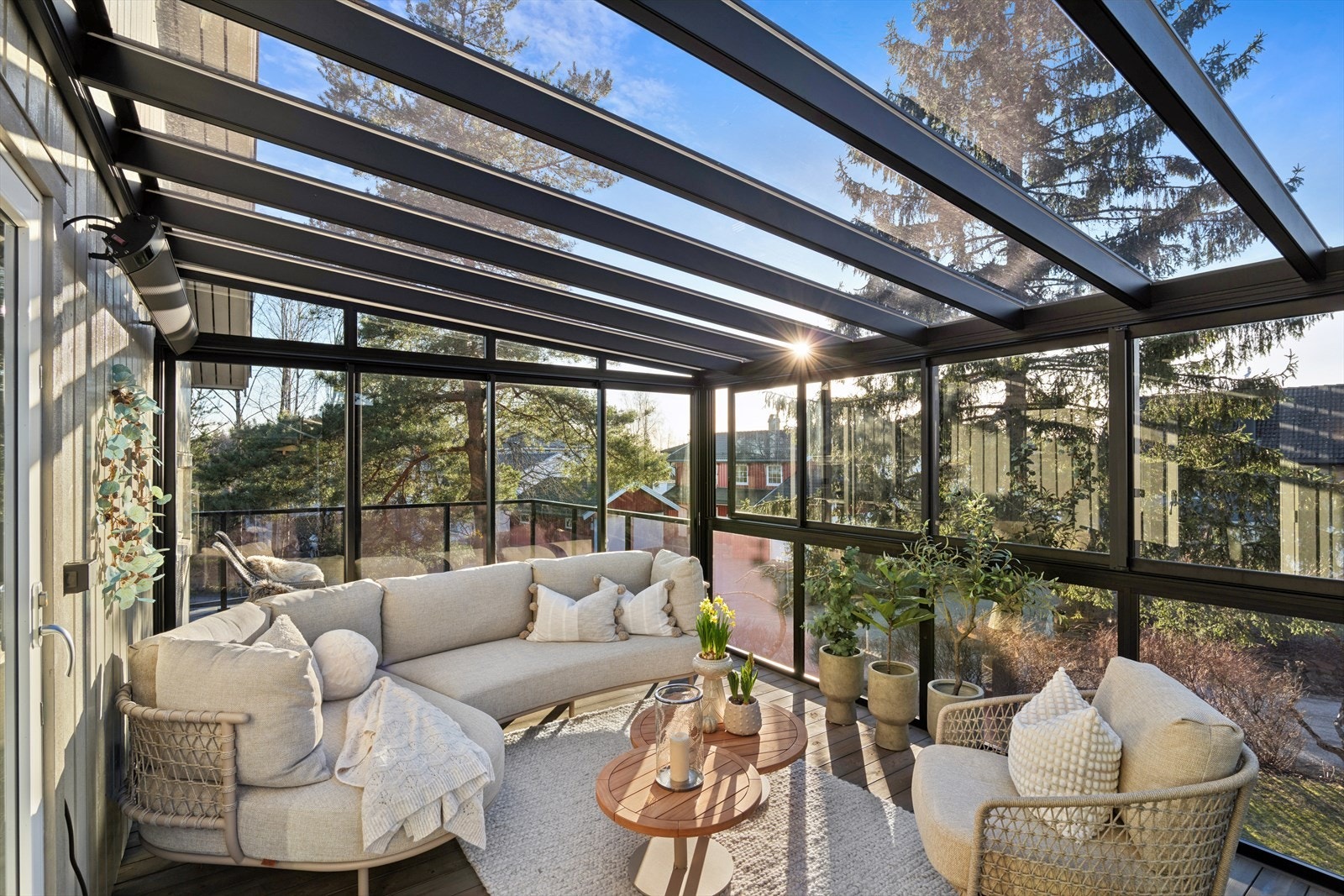 Innglasset hagestue gir beskyttelse mot vær og vind, og skaper et komfortabelt uterom. Galleribilde