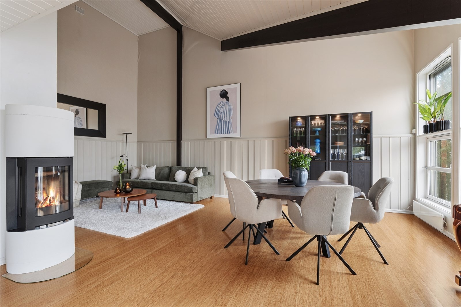 Gjennomgående gulv gir en fin sammenheng i rommet. Galleribilde