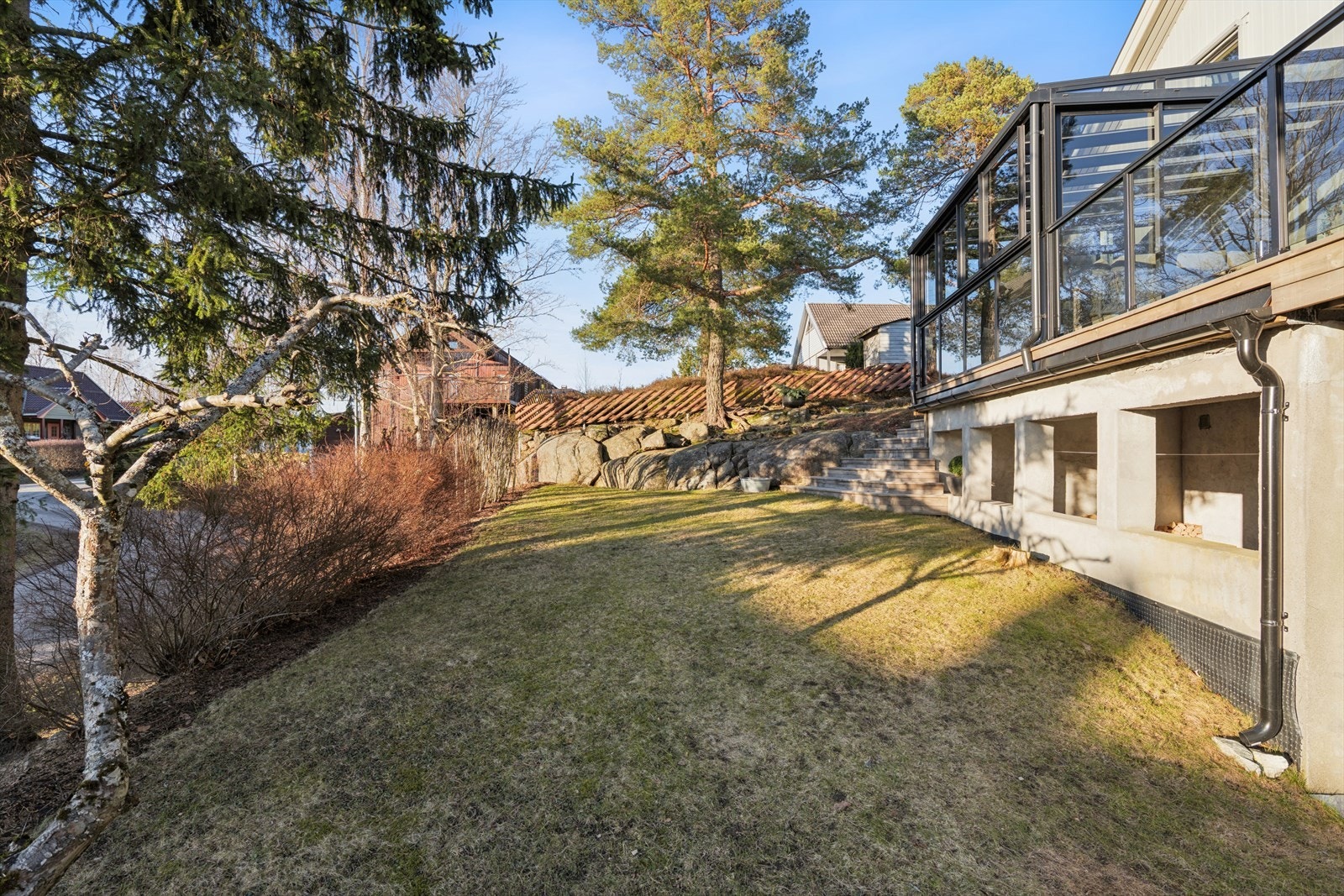 Hagen er pent opparbeidet med plen og beplantning. Galleribilde