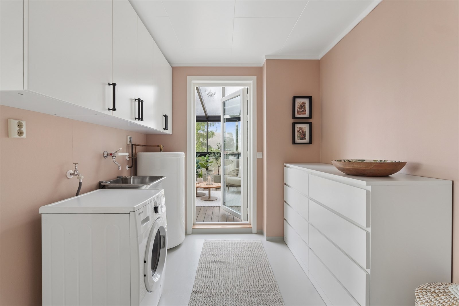 Vaskerommet har opplegg for vaskemaskin og utslagsvask, samt skapinnredning. Utgang til hagestue. Galleribilde
