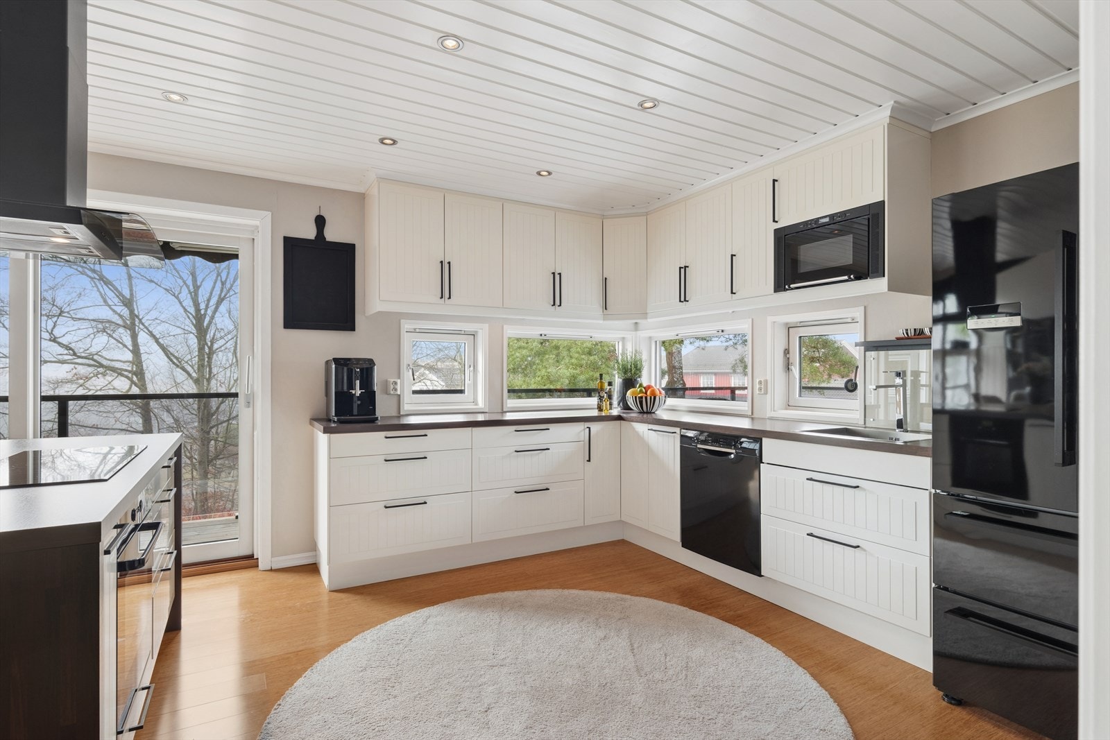 Kjøkkenet har profilerte fronter og laminat benkeplate. Galleribilde