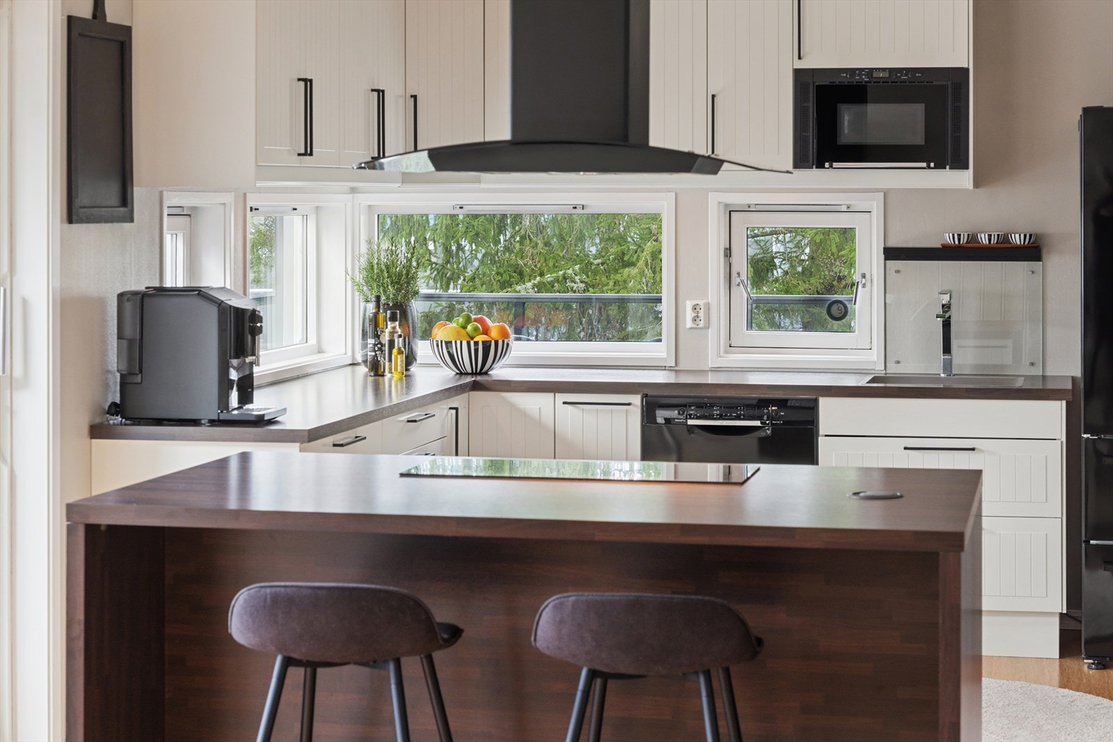 Kjøkkenøyen gir plass til de raske måltidene i hverdagen. Galleribilde