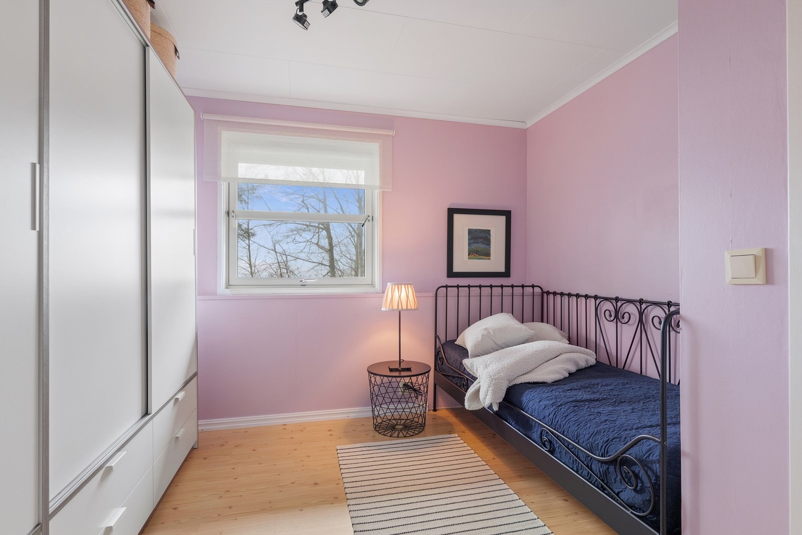 Soverom i underetasjen med skapinnredning. Galleribilde