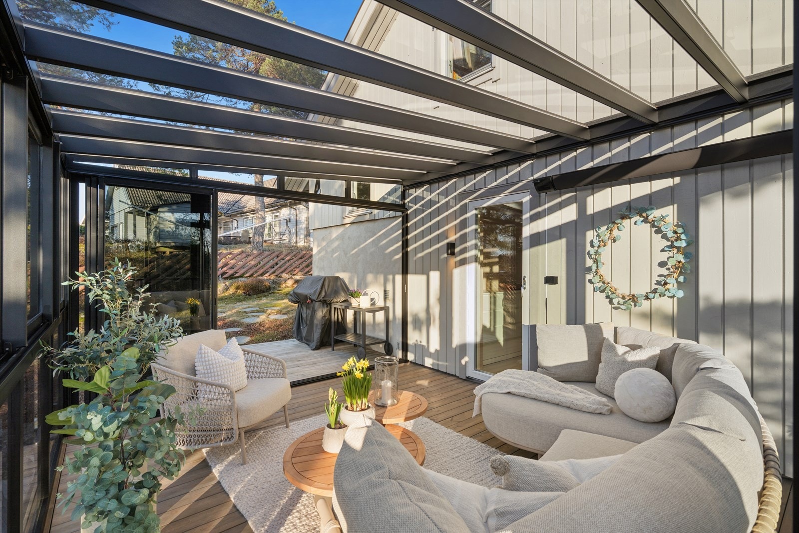 Den innglassete hagestuen blir en fin forlengelse av boligen. Galleribilde