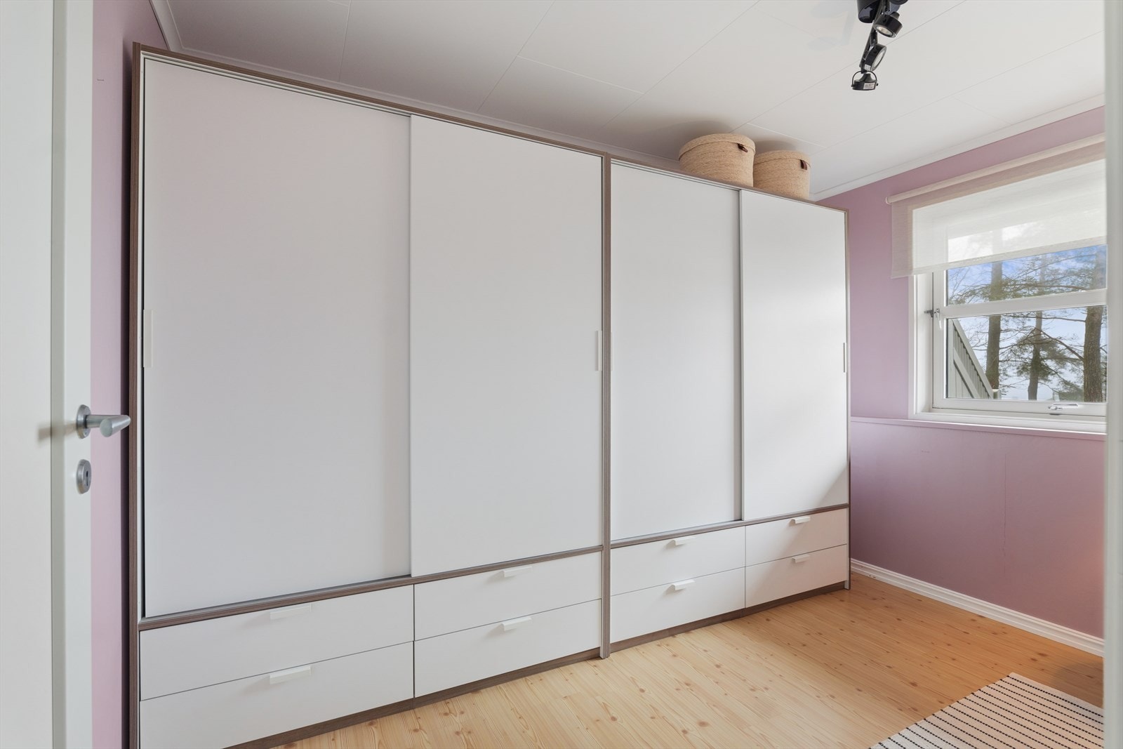 Skyvedørsgarderobe gir effektiv oppbevaring og utnytter plassen godt. Galleribilde