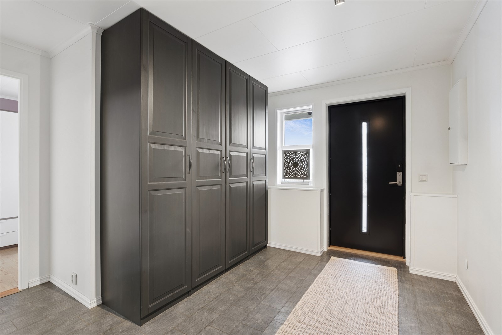 Velkommen inn! Romslig garderobe gir effektiv oppbevaring i entréen. Galleribilde