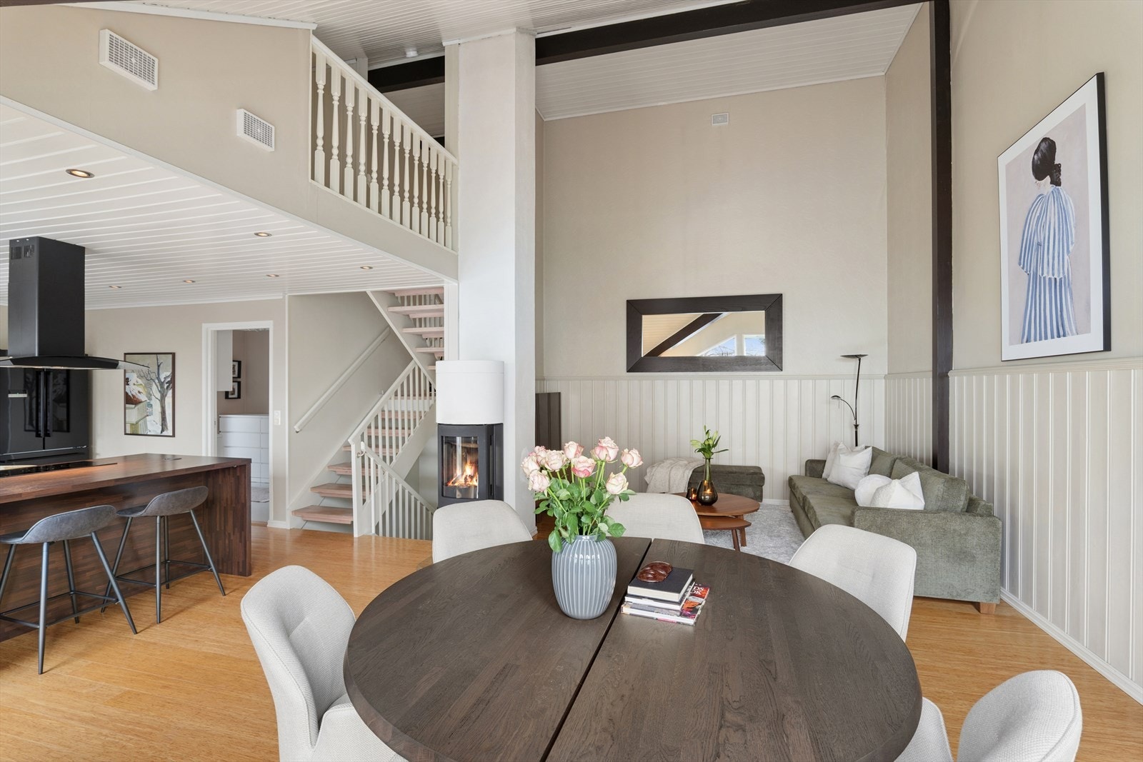 Plass til både sofagruppe og spisebord gir fleksibilitet i stuen. Galleribilde