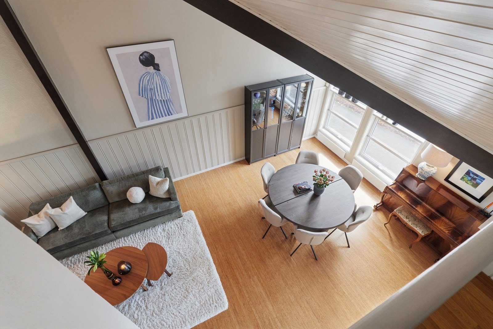 Utsikt fra loftet gir oversikt over spise- og oppholdsrommet. Galleribilde