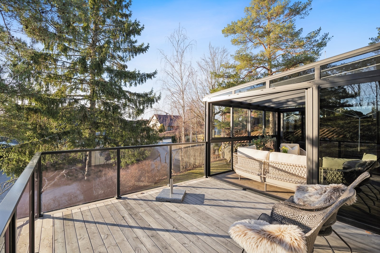 Terrassen har har god plass til utemøbler og grillutstyr, perfekt for å nyte de fine dagene utendørs. Galleribilde