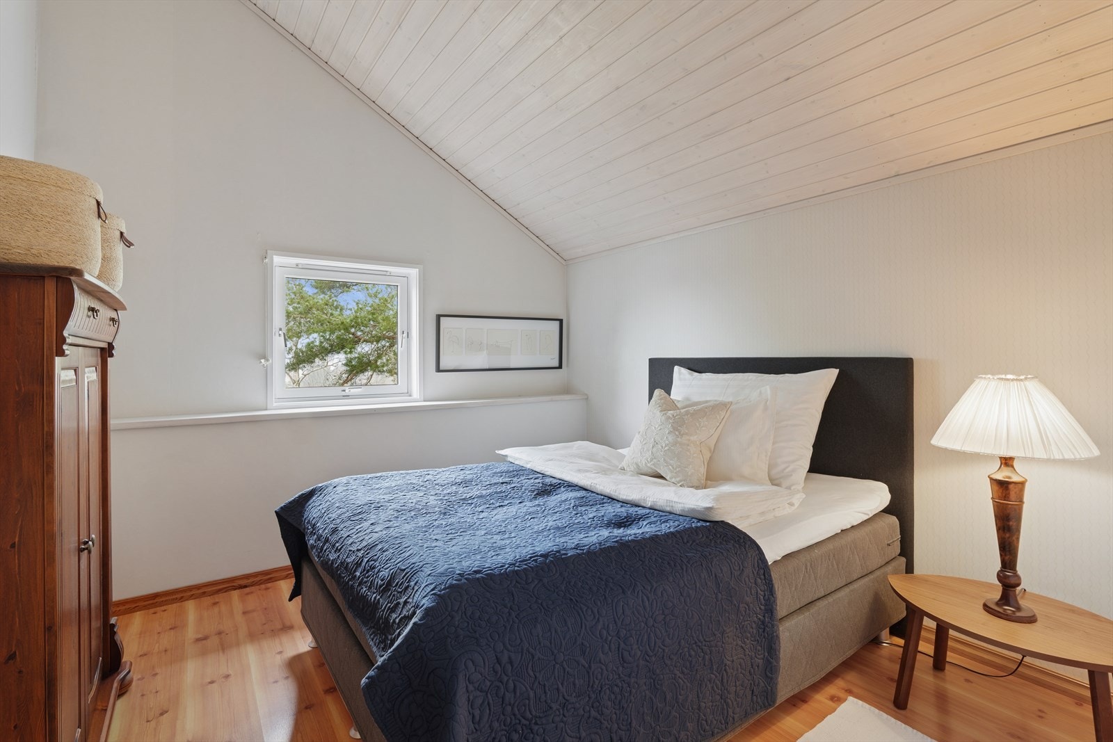 Soverom nr. to også med plass til dobbeltseng og innredning. Galleribilde