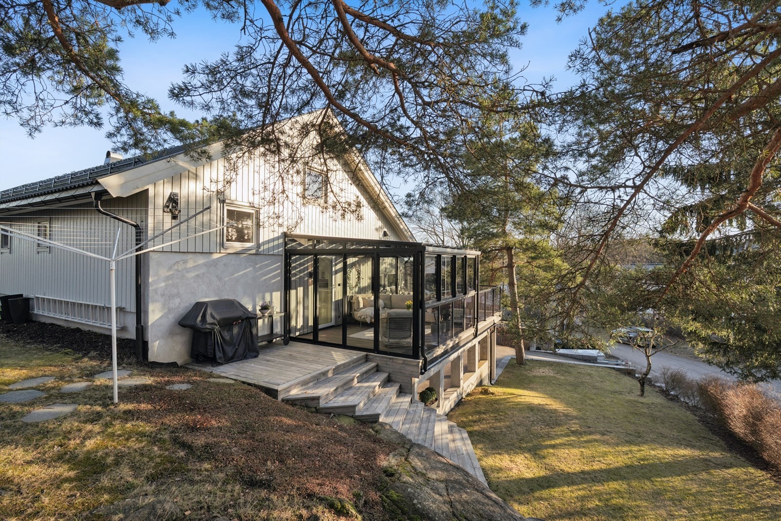 Vinterhage på terrassen og trappeadkomst ned til hagen med plen. Galleribilde