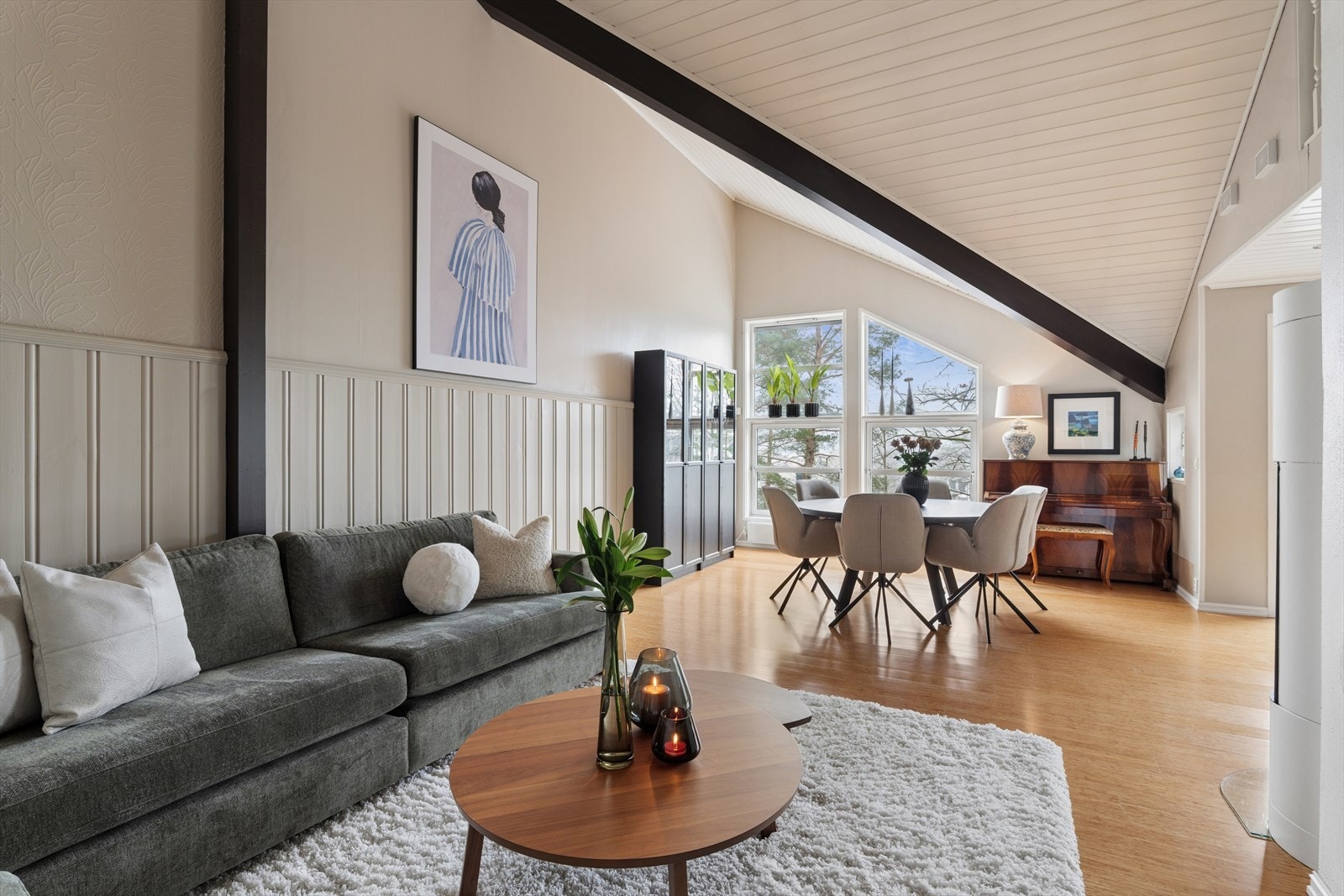 Store vindusflater gir godt lysinnslipp til stuen. Galleribilde