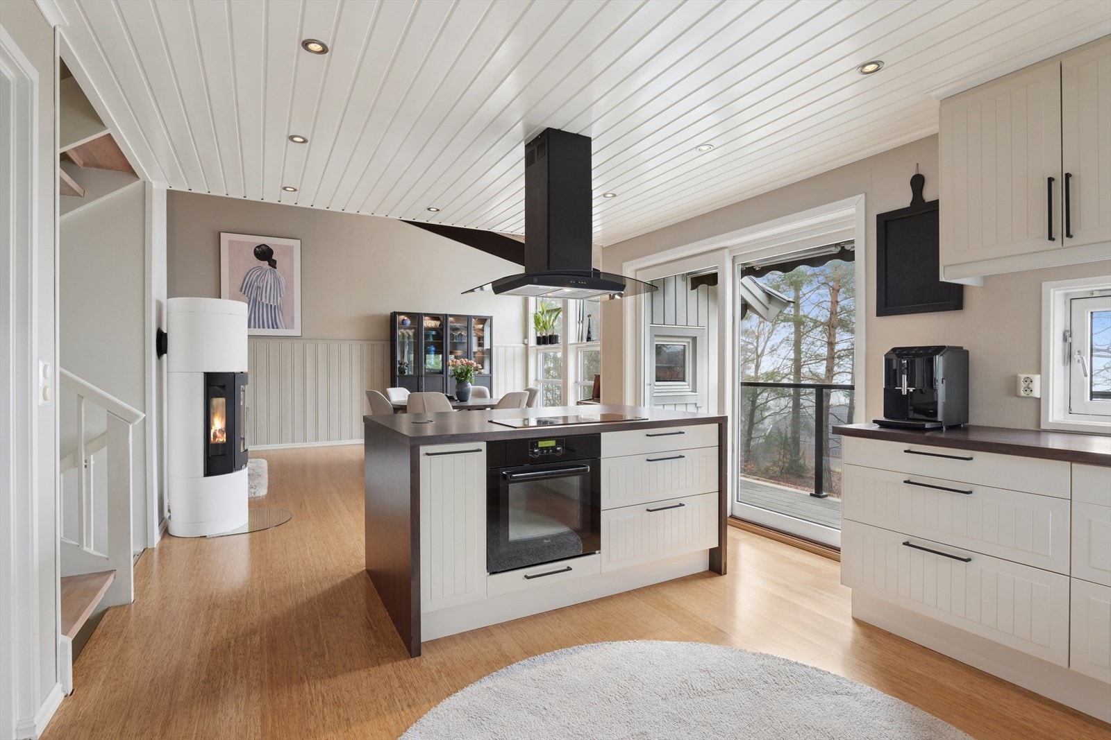 Integrerte hvitevarer i kjøkkenet gir en ryddig arbeidsflate. Galleribilde