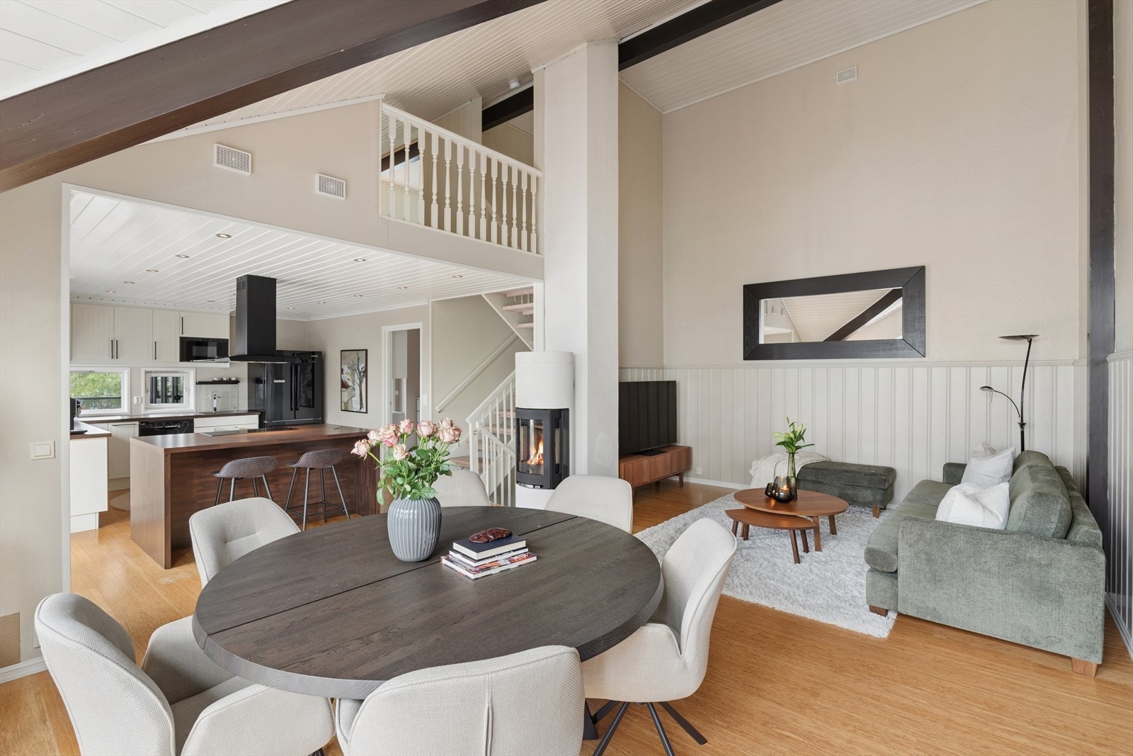 Direkte forbindelse til kjøkkenet gir en naturlig spiseplass. Galleribilde