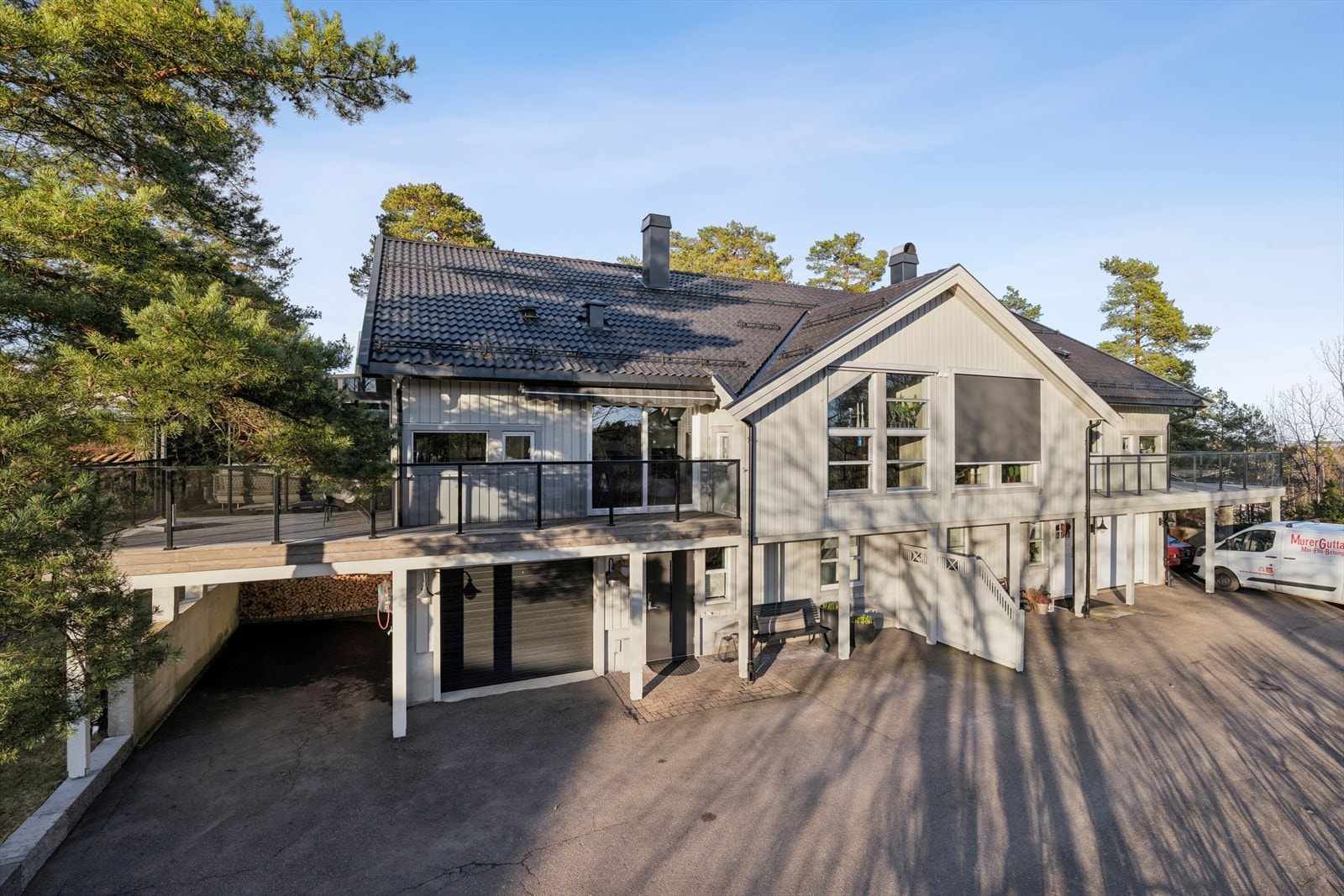 Her er god plass til parkering med både garasje og carport. Galleribilde