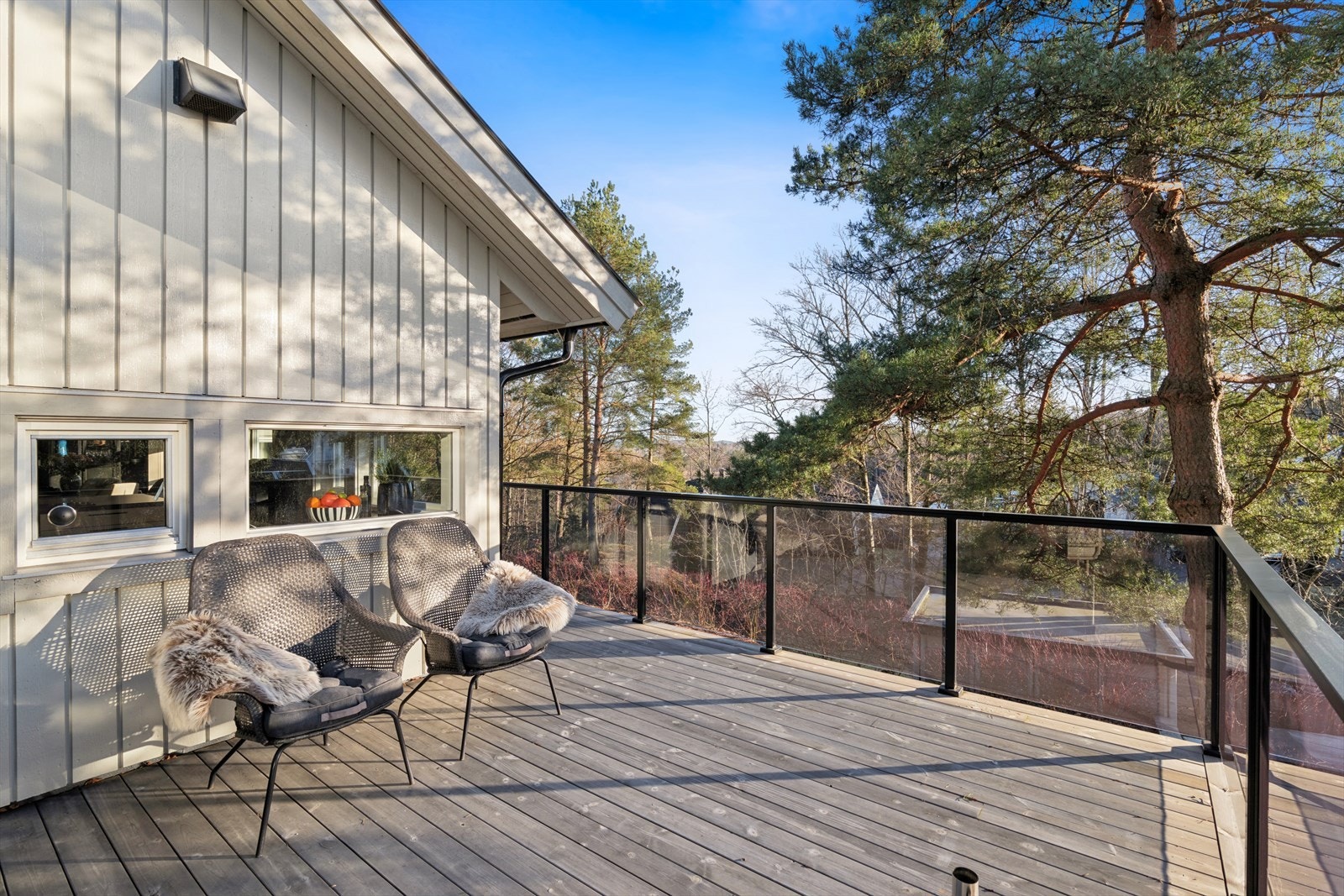 Herlig terrasse med god plass til utemøbler. Galleribilde
