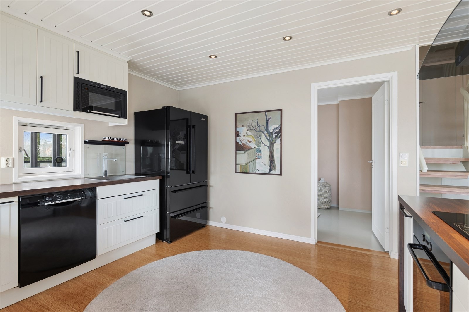 Kjøkkenet har funksjonelle løsninger med gode oppbevaringsmuligheter. Galleribilde