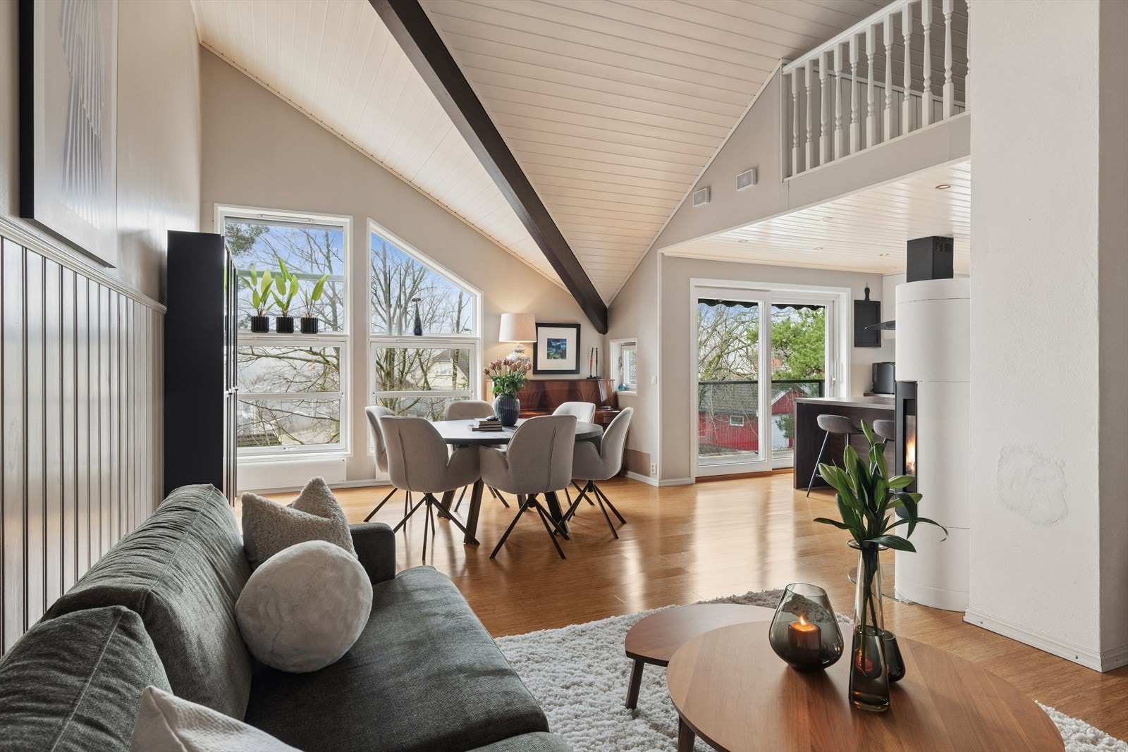 Her er det godt med plass til stor spisestue, perfekt for hyggelige samlinger. Galleribilde