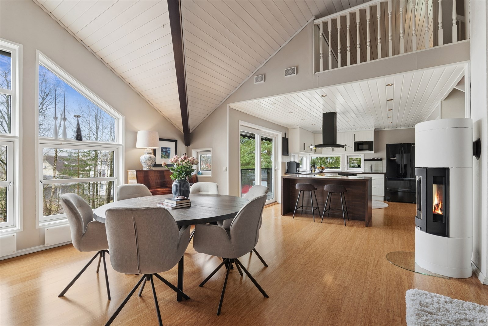 Store vindusflater og den høye himlingen gir rommet en fantastisk følelse av luft, lys og romslighet. Galleribilde