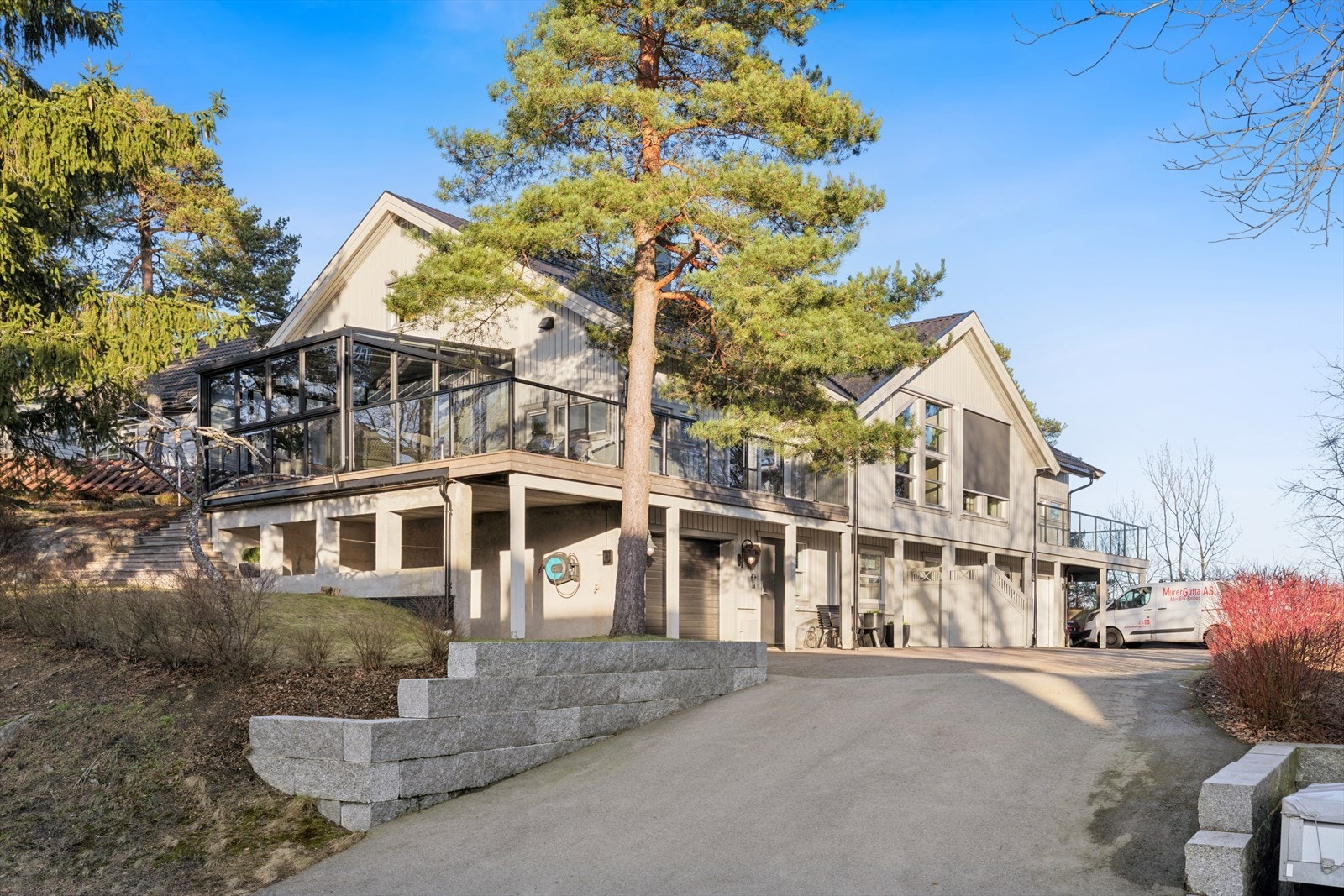 Boligen har fine uteplasser og pent opparbeidet hage med beplantning. Galleribilde