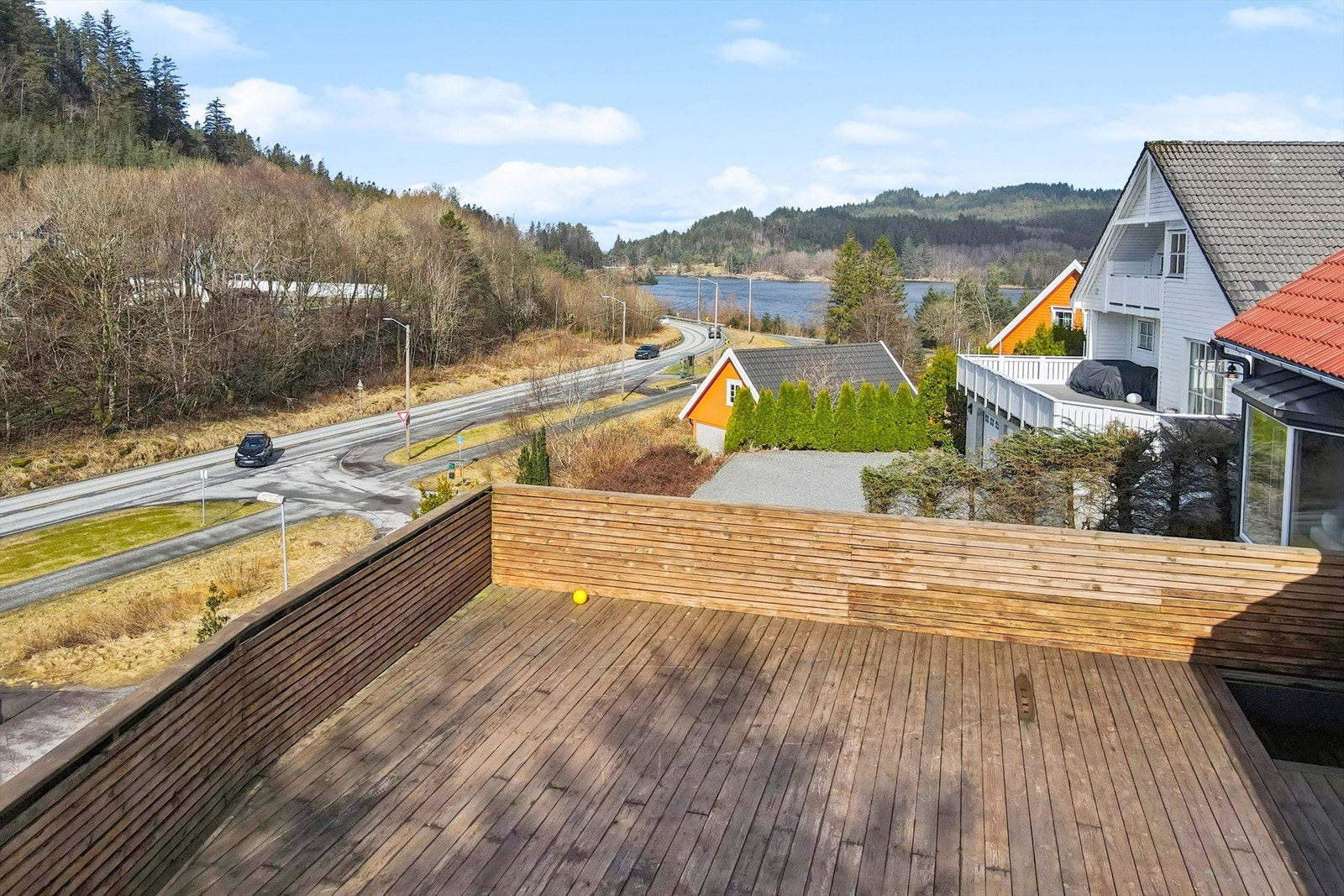 Romslig terrasse med svært gode solforhold og utsikt mot Eivindsvatnet! (privat bilde) Galleribilde