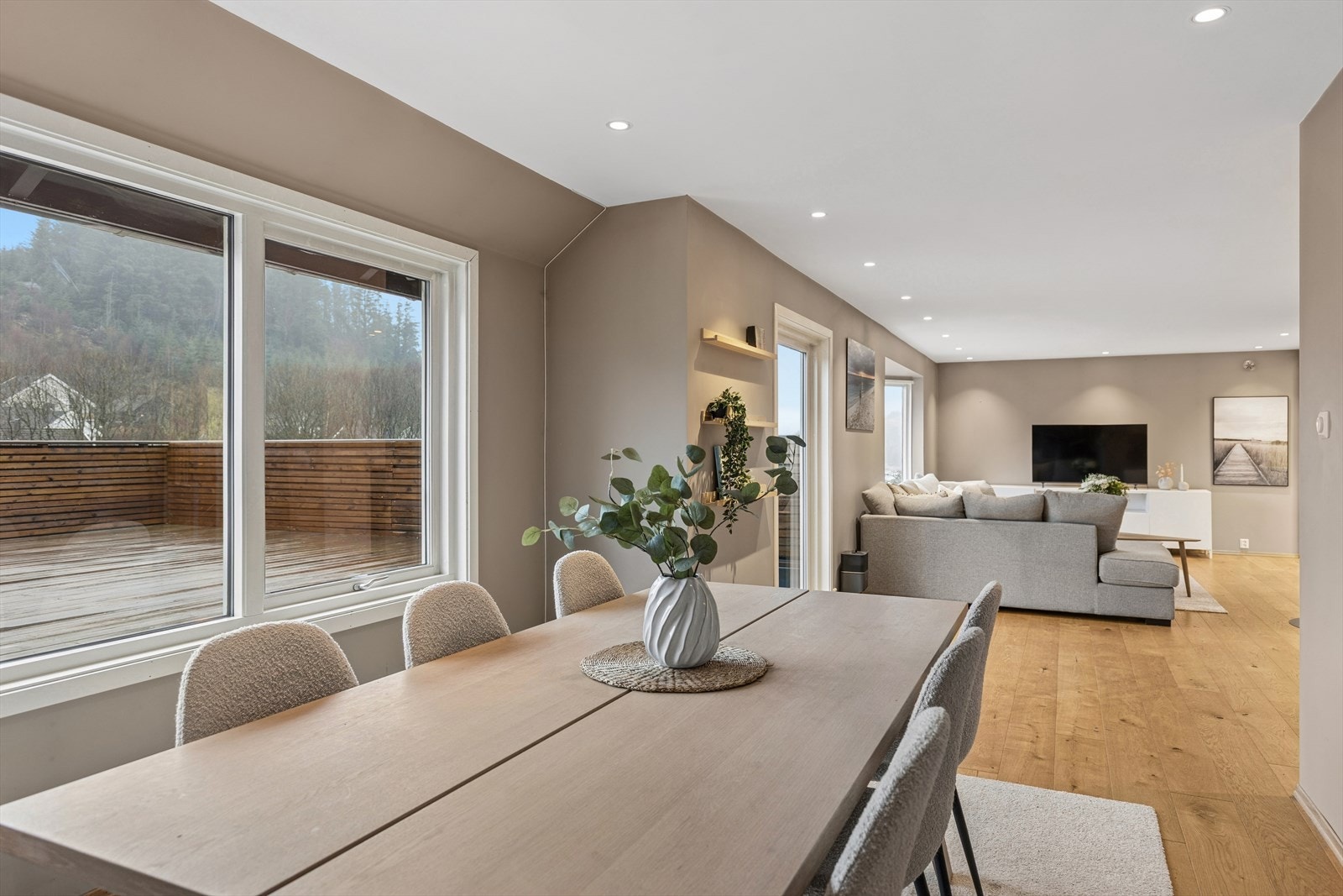 Lys og luftig stue med peisovn og god plass til stor spise- og sittegruppe. Innvendig har boligen lyse, tidsriktige overflater. Flere rom er malt i nyere tid! Galleribilde