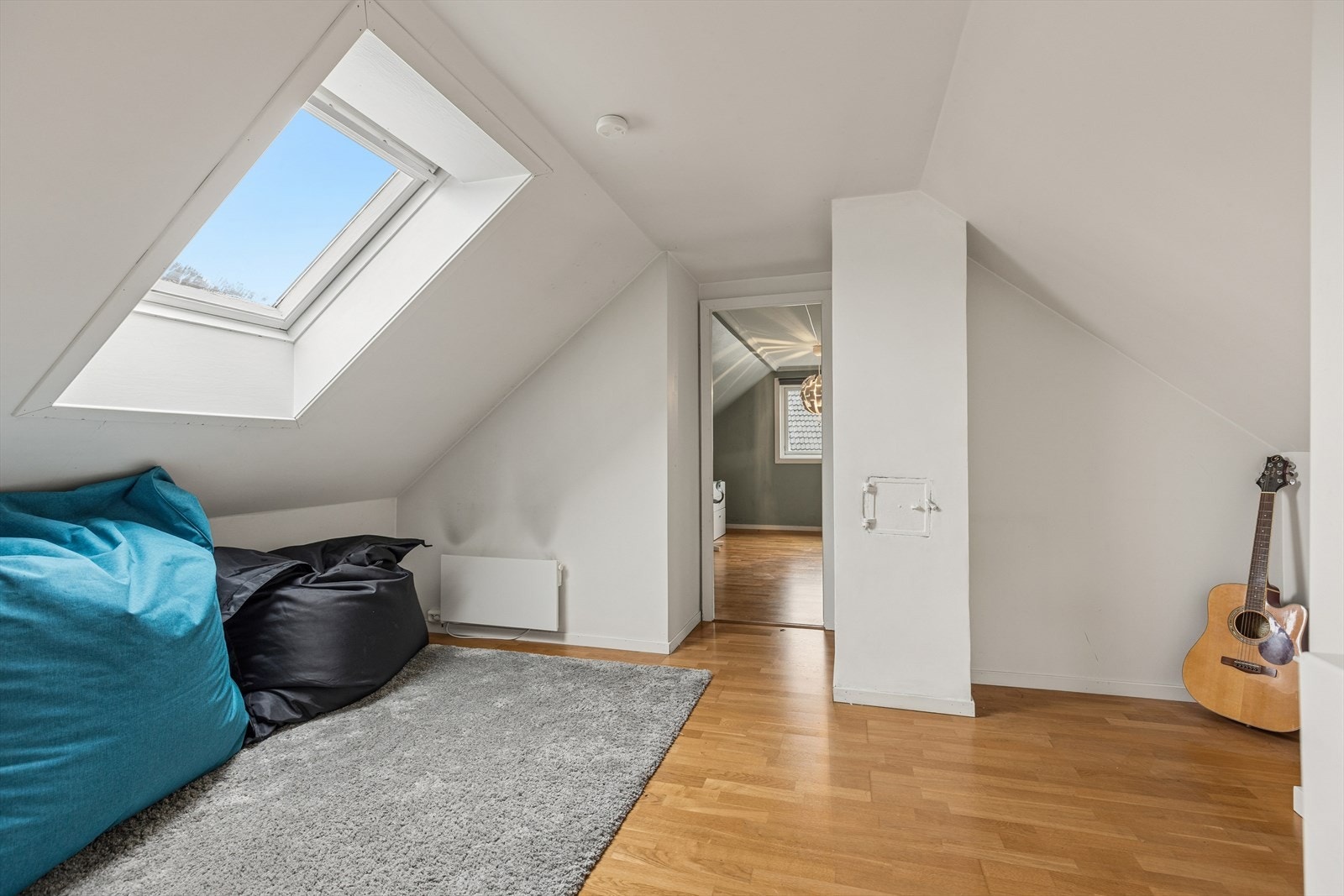 Gang mellom soverom på loft kan fungere fint som en ekstra stue/lekerom for de minste. Galleribilde