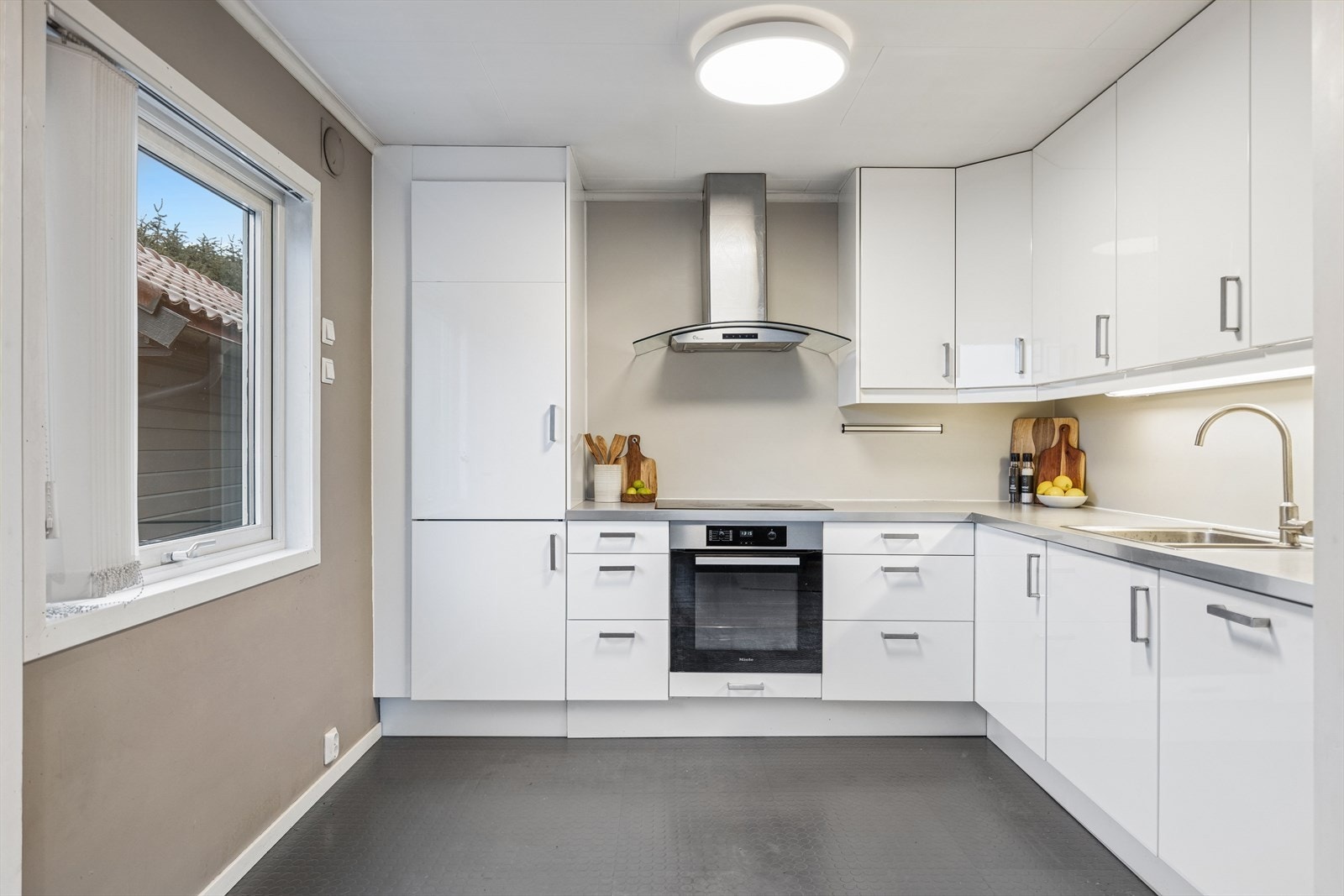 Kjøkkenet fremstår moderne og delikat, og ble oppgradert i 2012. Galleribilde