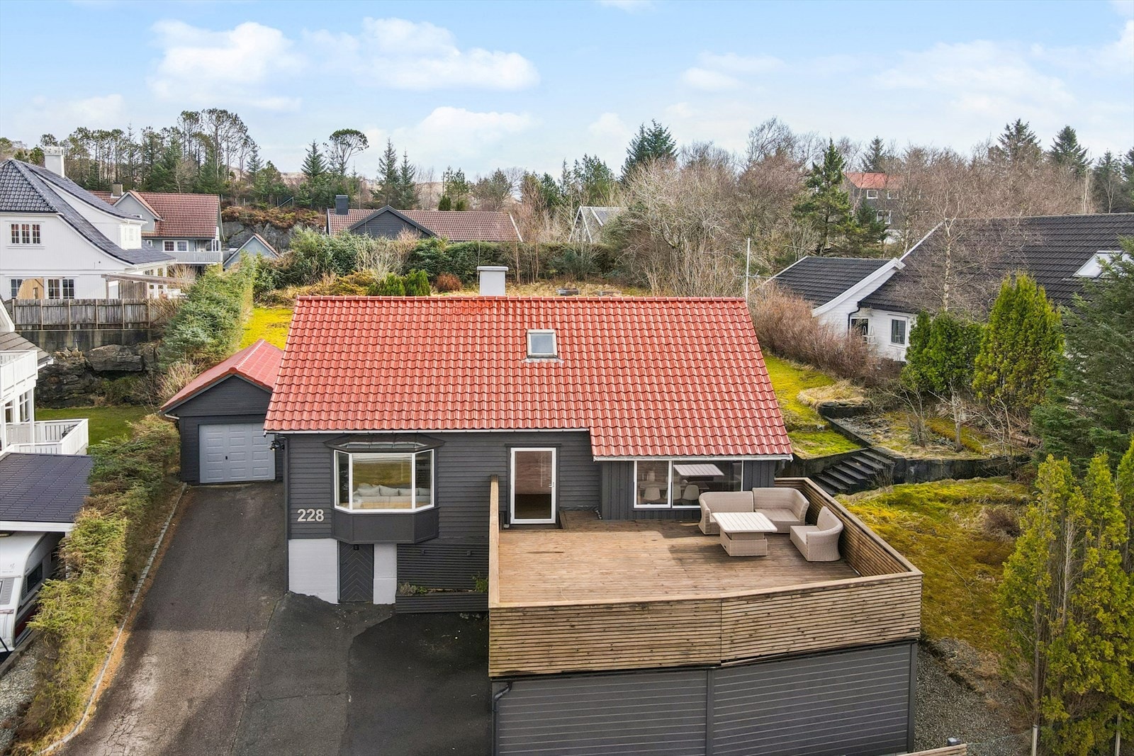 Utvendig er fasadene malt i 2025, og taket er tekket med glaserte takpanner som fremstår pent vedlikeholdt. Vinduer er skiftet i flere omganger, med blant annet vinduer fra 2015, 2019 og 2020. (privat bilde) Galleribilde