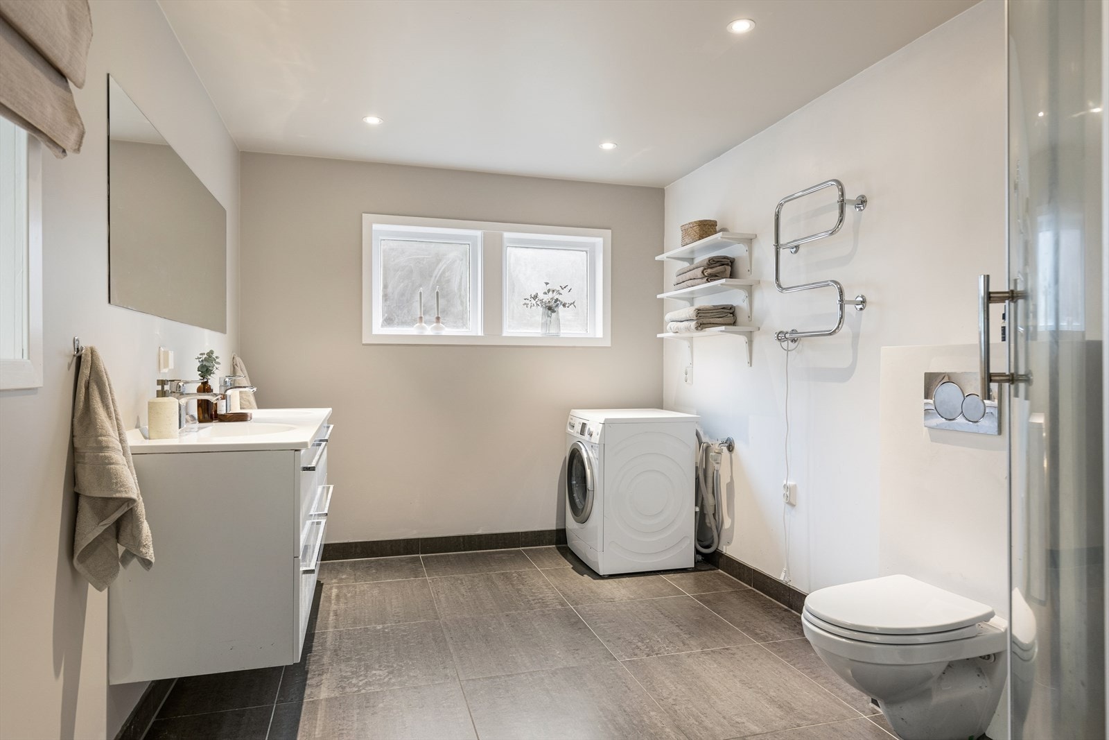 Badet, fra 2011, er innbydende og har flislagt gulv, varme i gulv og dusjkabinett. Det er etablert rør-i-rør-system og nyere varmtvannsbereder fra 2023. Galleribilde