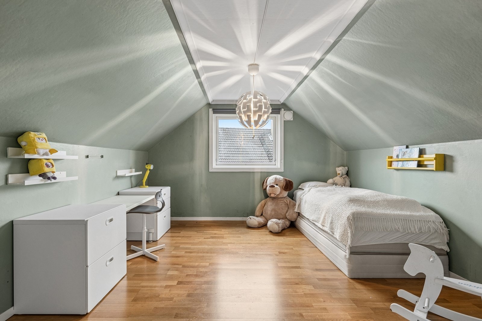 De to soverommene på loftet er av fin størrelse og perfekt som barnerom eller gjesteværelse. Galleribilde
