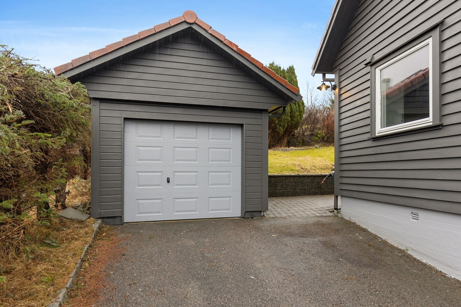 Enkel garasje med gode oppbevaringsmuligheter på loft. Galleribilde