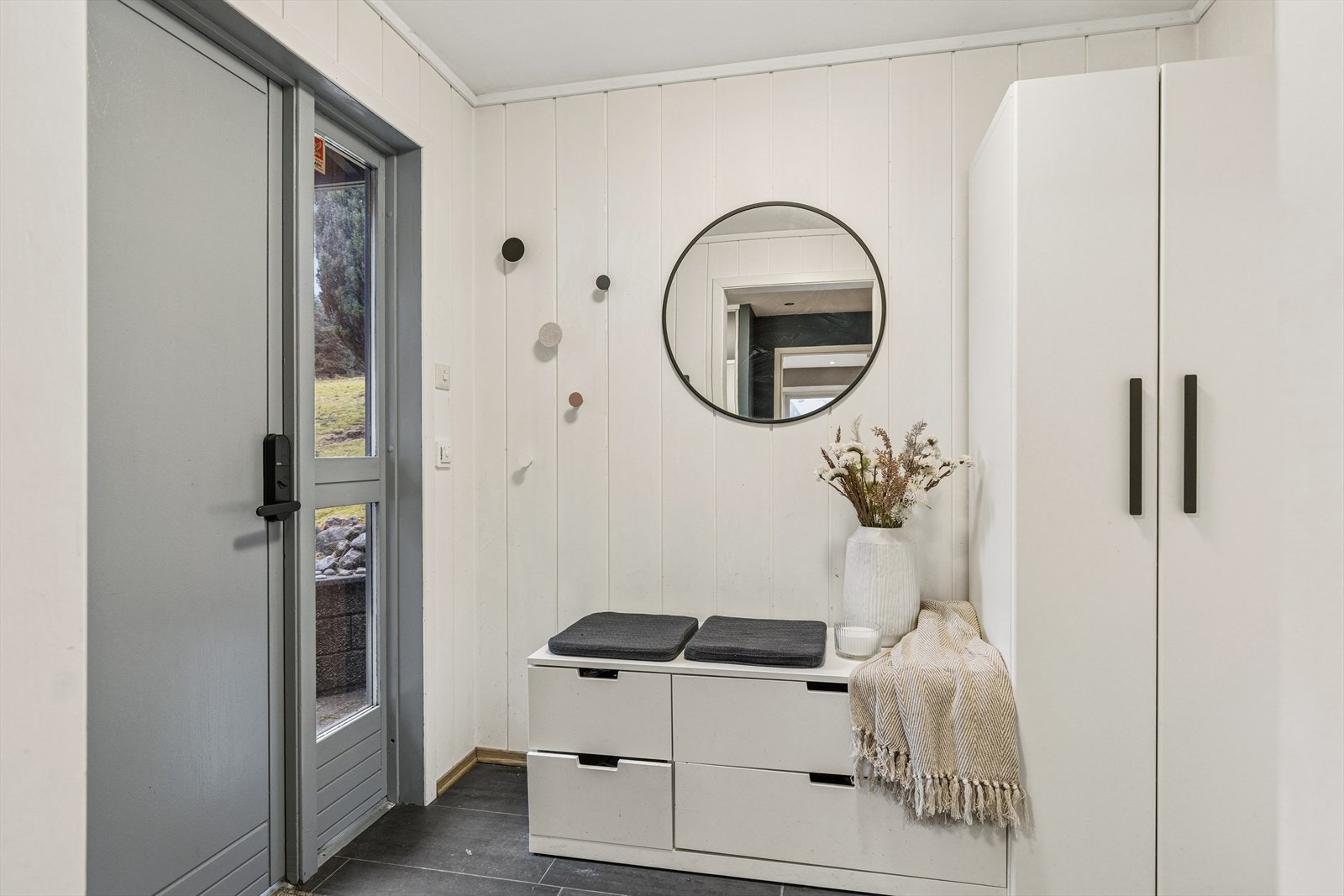 Romslig og lys entré og hall, med garderobe og god plass til oppbevaring av yttertøy, sko etc. Galleribilde