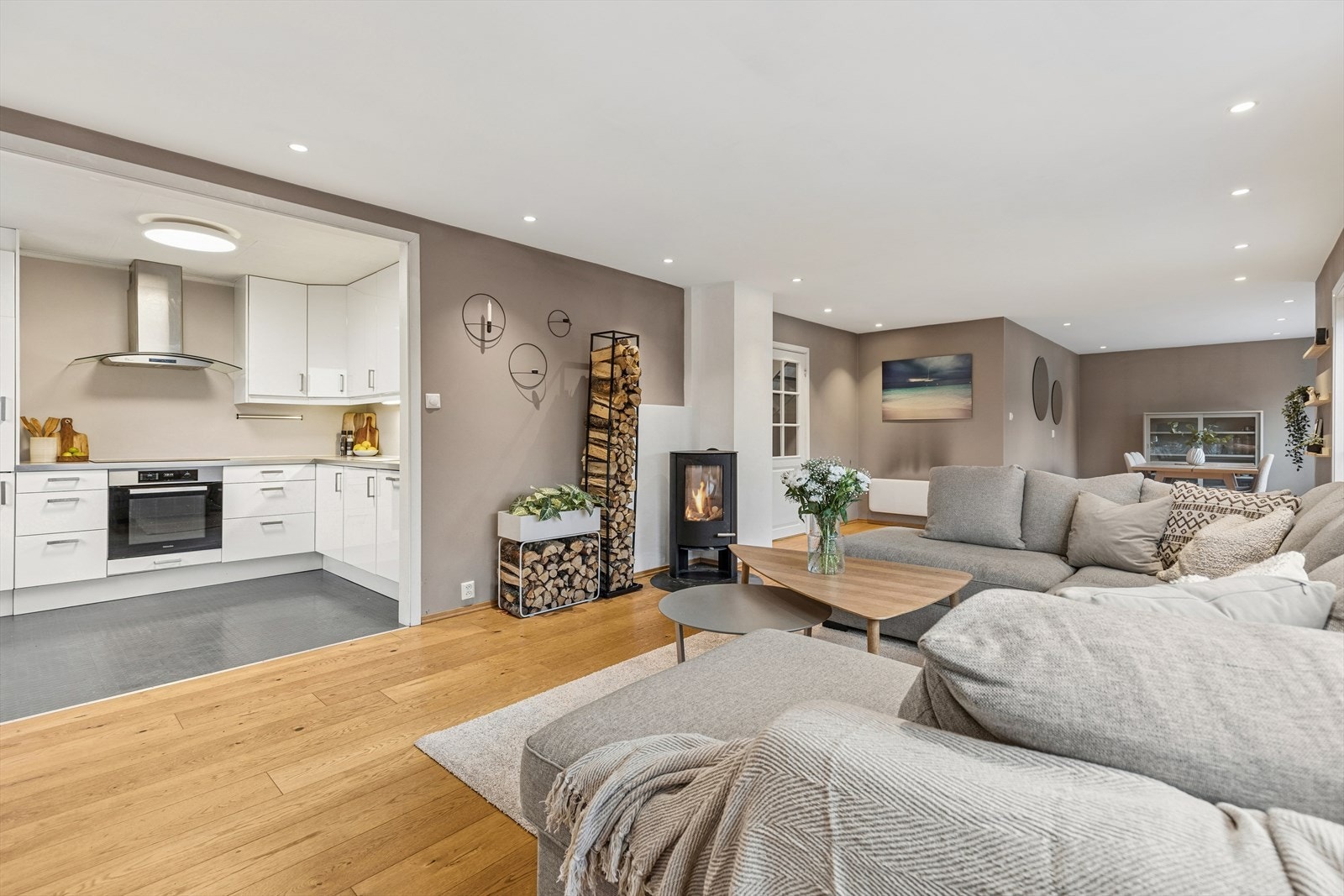 Åpen kjøkkenløsning mot stuen. Galleribilde