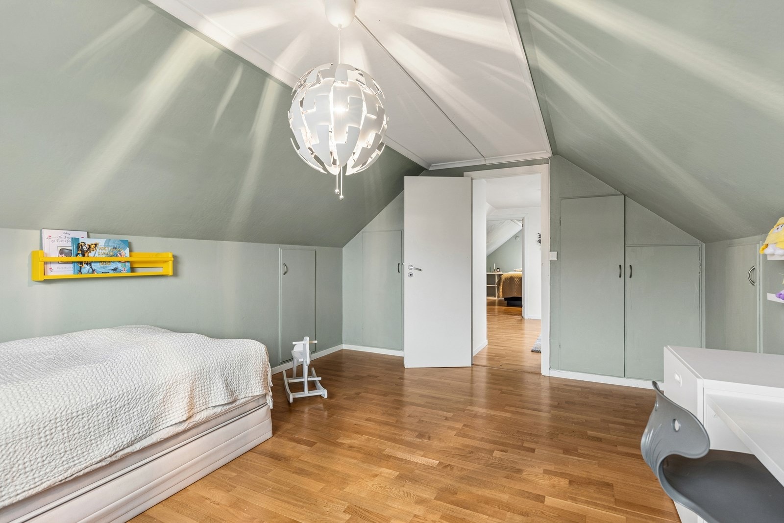 Plassbygde skap for oppbevaring av klær etc. Samt noe lagringsplass i knevegger. Galleribilde