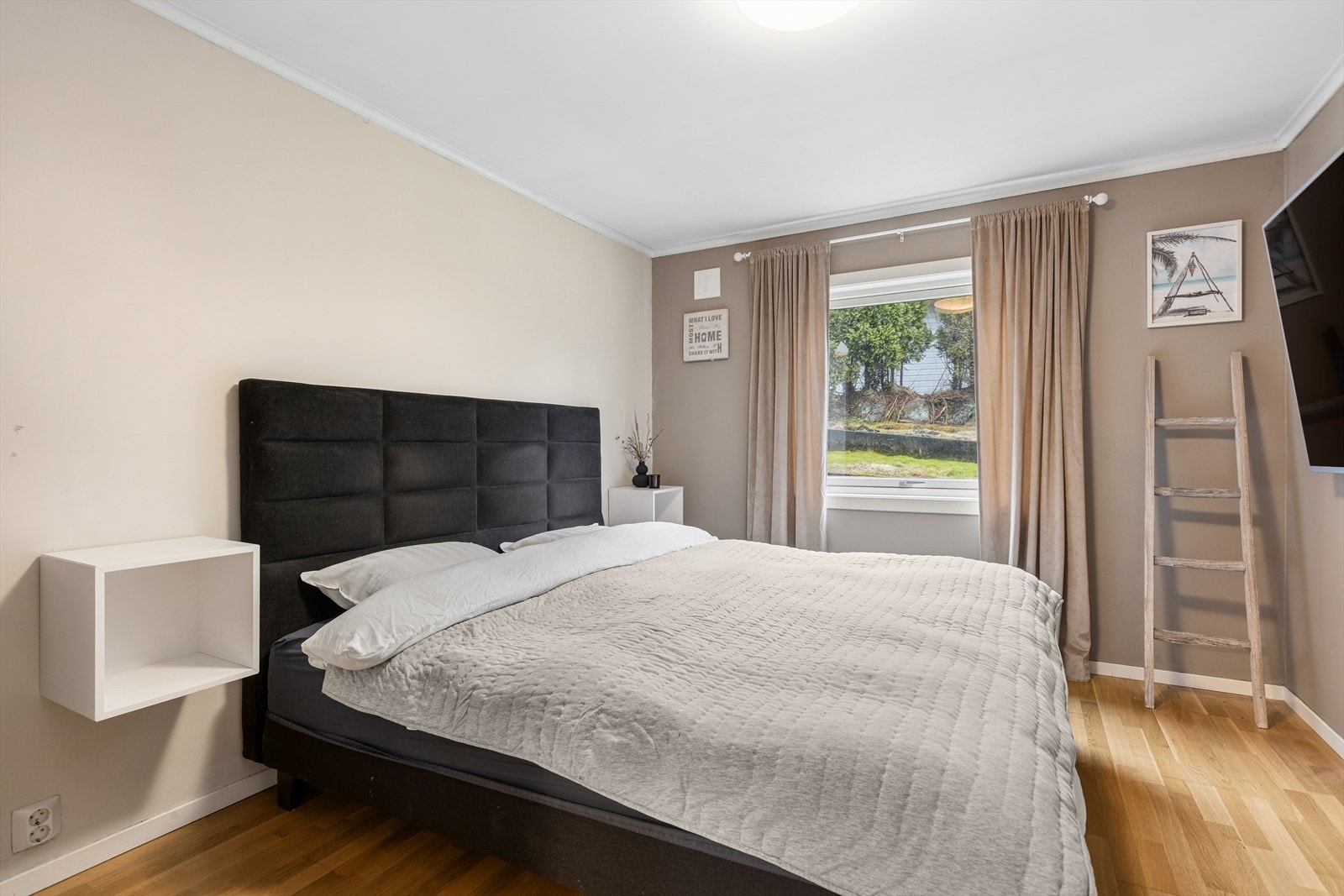 Boligen har totalt tre soverom, hvor det største soverommet er lokalisert i boligens hovedetasje. Galleribilde